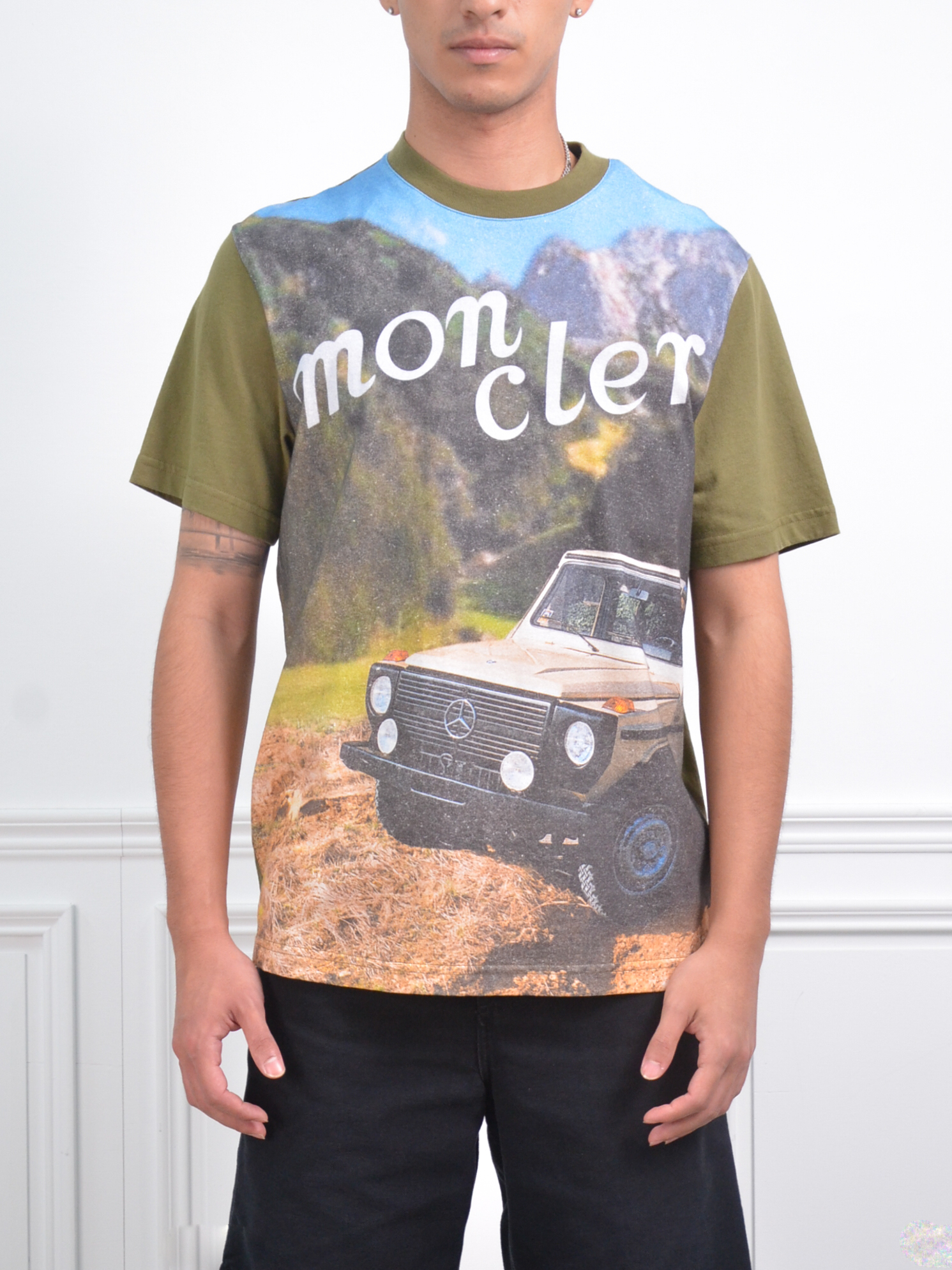 Moncler x Mercedes-Benz by Nigo T-Shirt 印花短袖 軍綠/淺藍【K14018C0000389AB9】