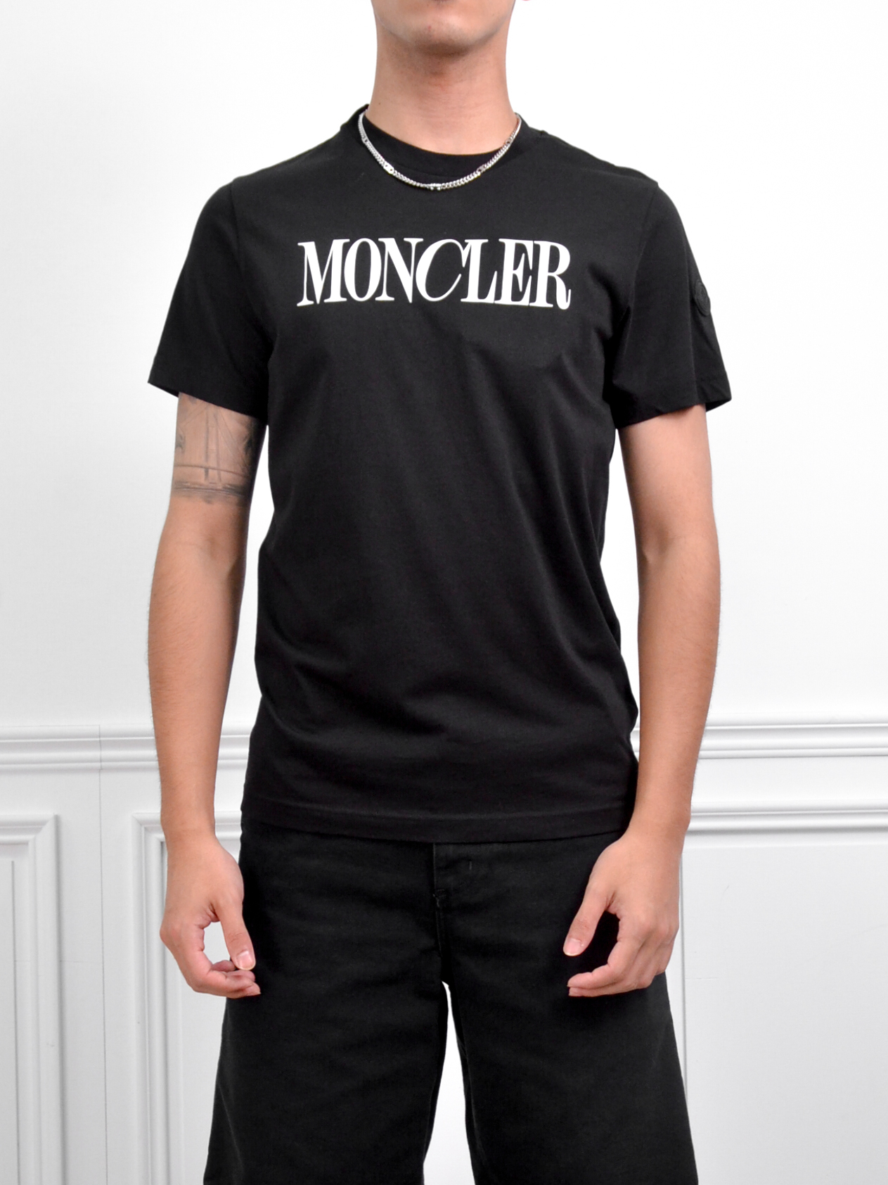 Moncler Logo T-Shirt 胸前字樣短袖 黑/白【8C000 31 89A17】