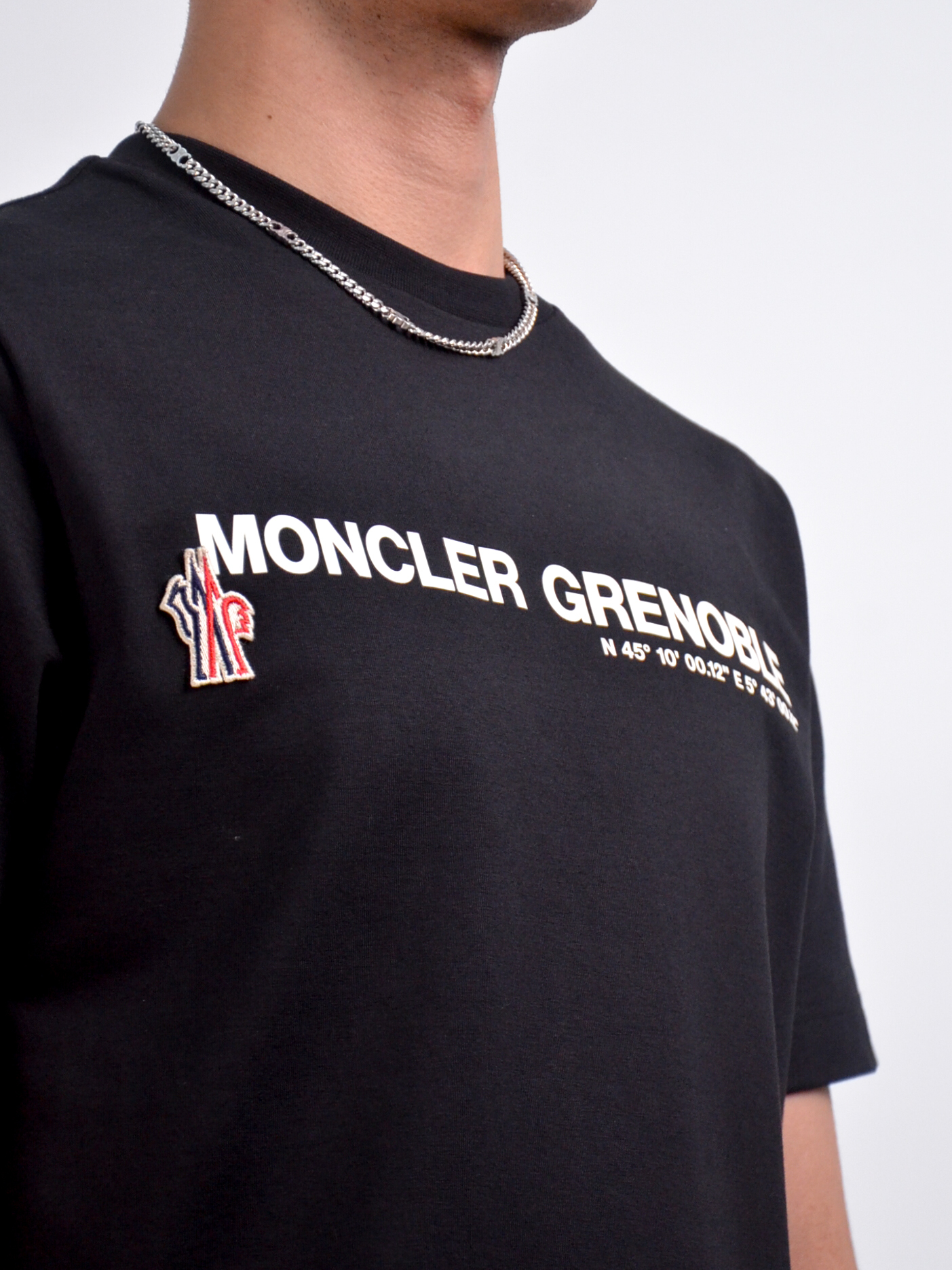 Moncler Grenoble Emboss Logo T-shirt 膠印LOGO短袖 黑/白【K10978C0000189AW1999/K10978C0000189AW1041】