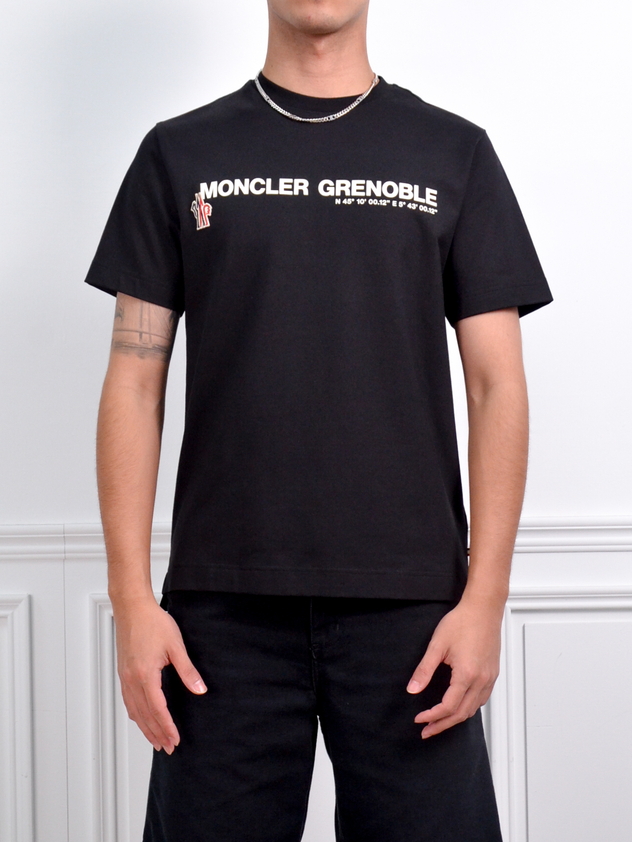 Moncler Grenoble Emboss Logo T-shirt 膠印LOGO短袖 黑/白【K10978C0000189AW1999/K10978C0000189AW1041】