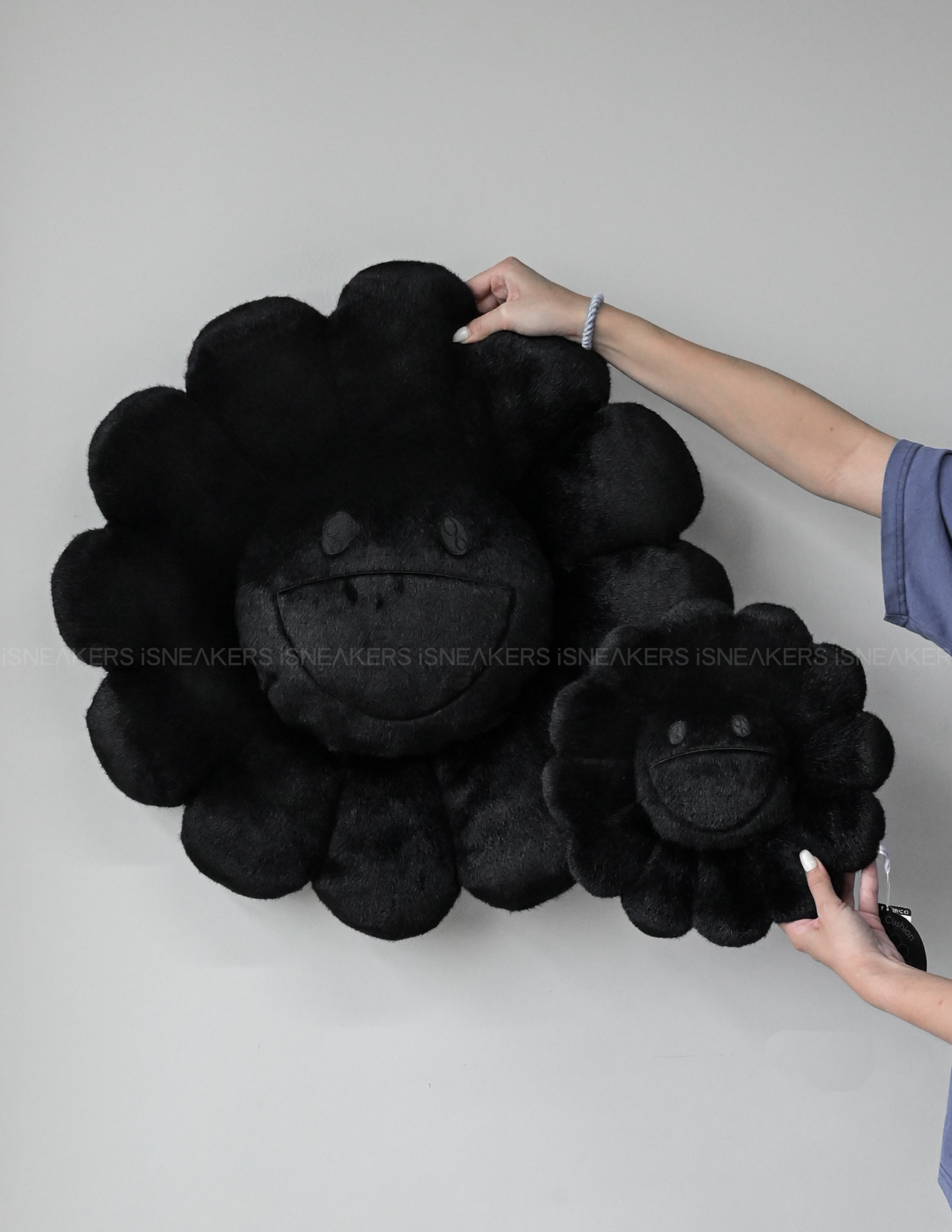 iSNEAKERS | Takashi Murakam 村上隆 全黑小花抱枕