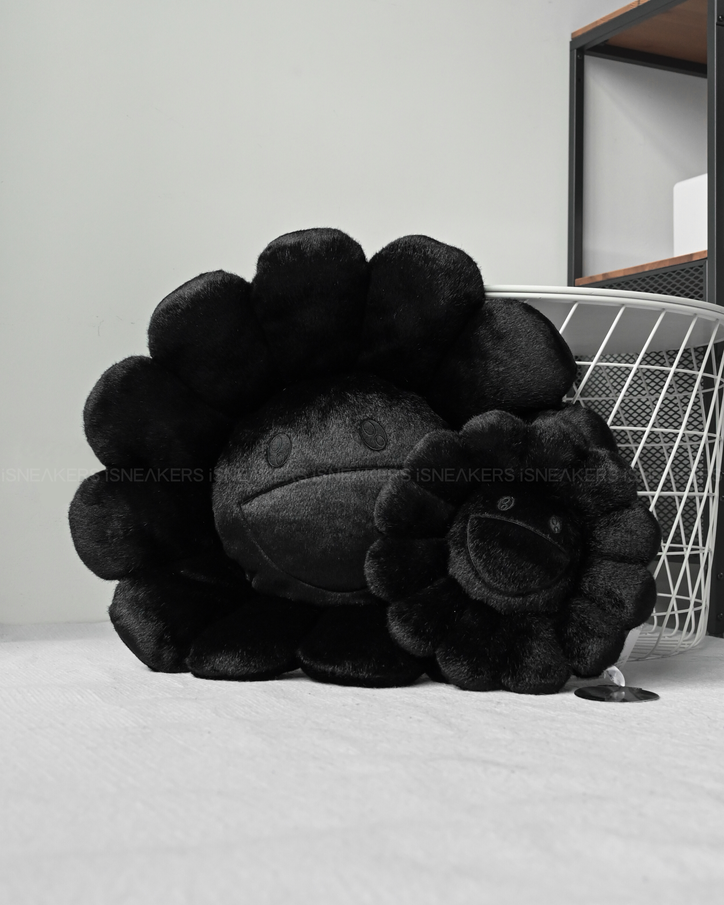 iSNEAKERS | Takashi Murakam 村上隆 全黑小花抱枕