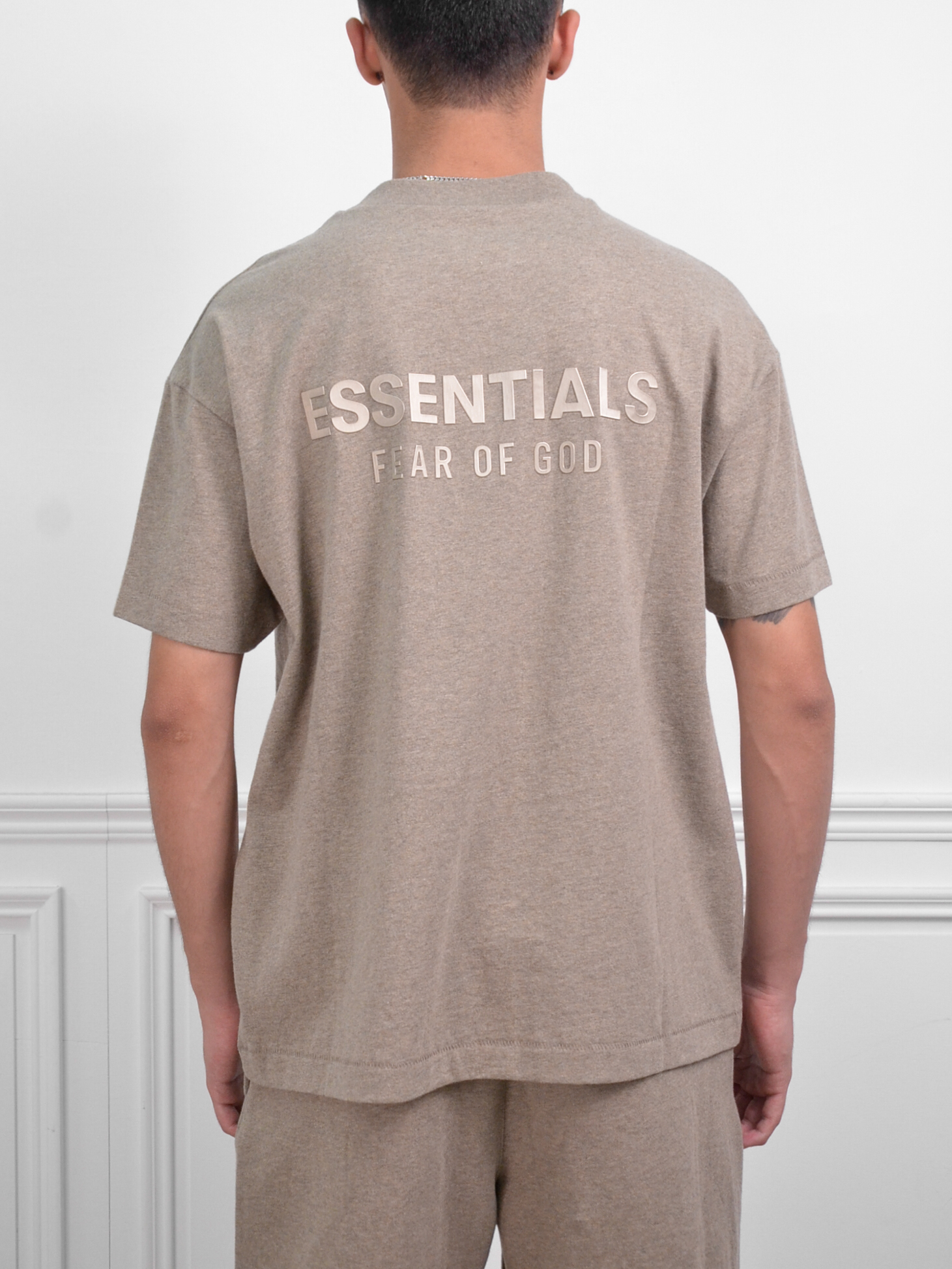 Essentials 金屬質感logo短袖 深灰/淺灰/卡其