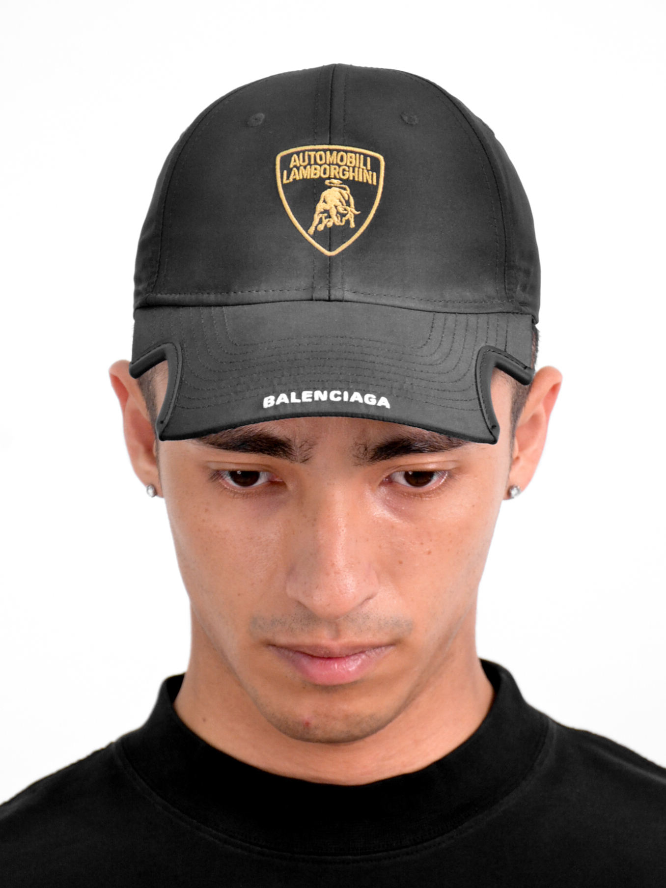 BALENCIAGA Lamborghini Cap in black cotton drill 藍寶堅尼金標棒球帽【8370594F1B61000】