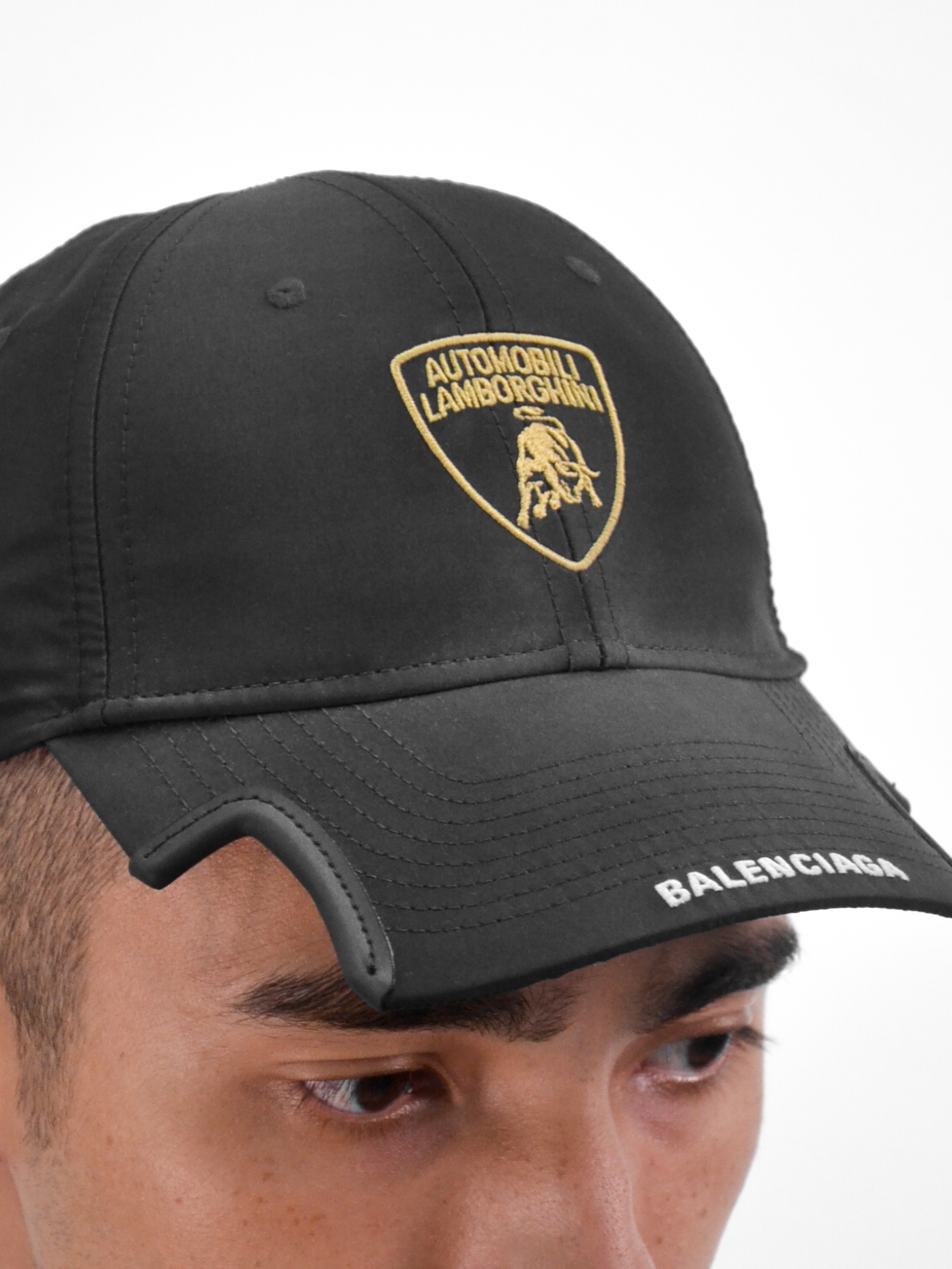 BALENCIAGA Lamborghini Cap in black cotton drill 藍寶堅尼金標棒球帽【8370594F1B61000】
