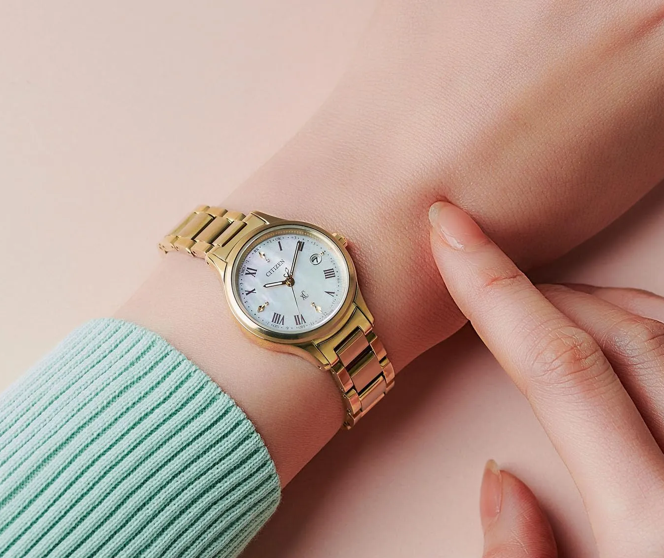 萬年鐘錶 - Citizen 星辰錶  XC  hikari 系列  光動能電波櫻花粉紅金鈦金屬女錶 ES9492-57D 錶徑27MM