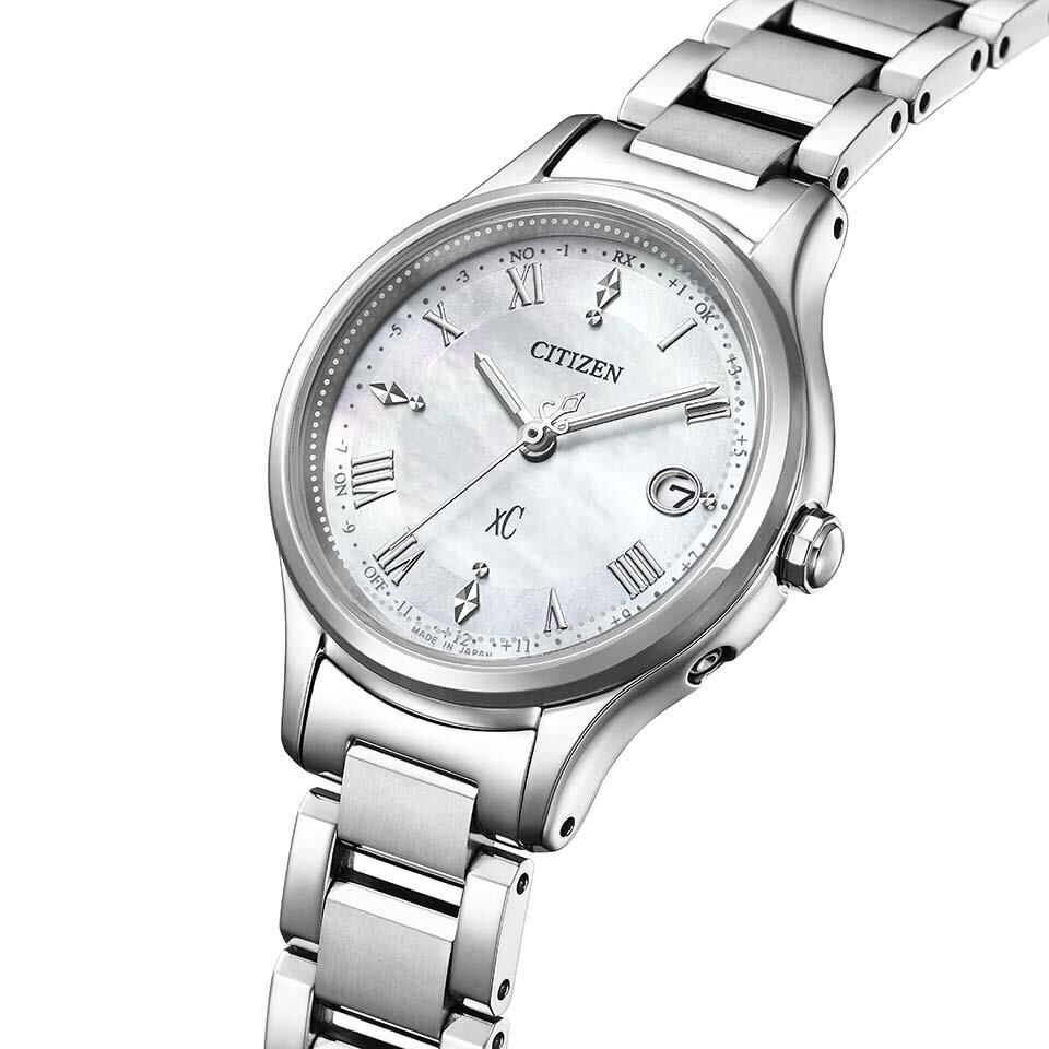 萬年鐘錶 - Citizen 星辰錶  XC  光動能電波貝殼面盤鈦金屬女錶 ES9490-52D 錶徑27MM