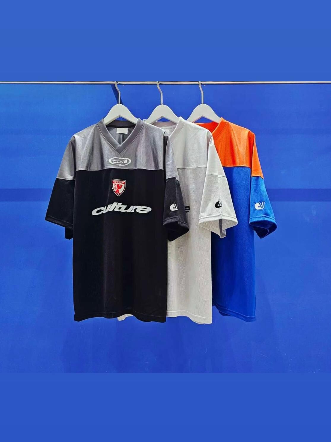 V領拼色英文字短袖Tee COVILL-210T