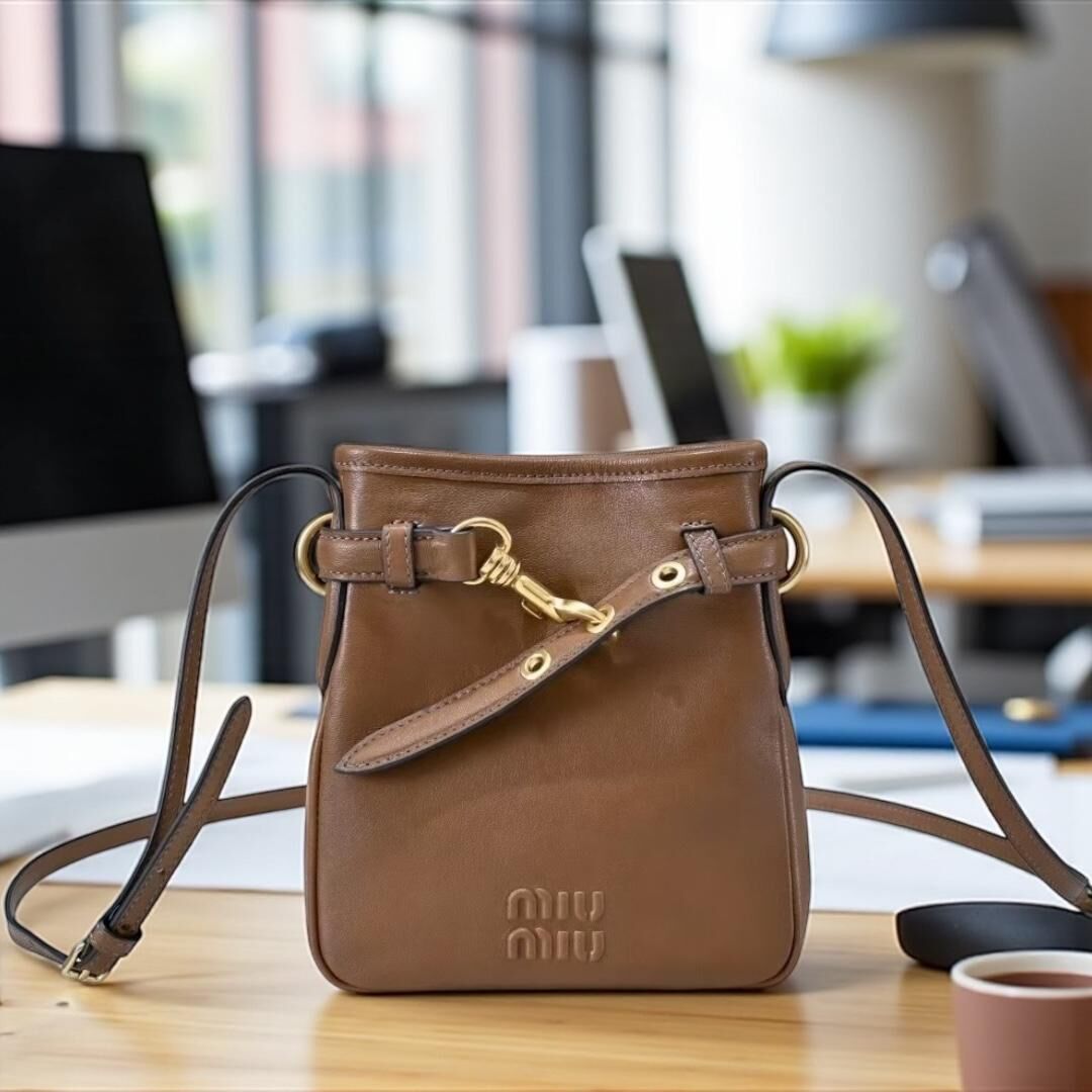 Miu Miu 新品迷你水桶包 Aventure​