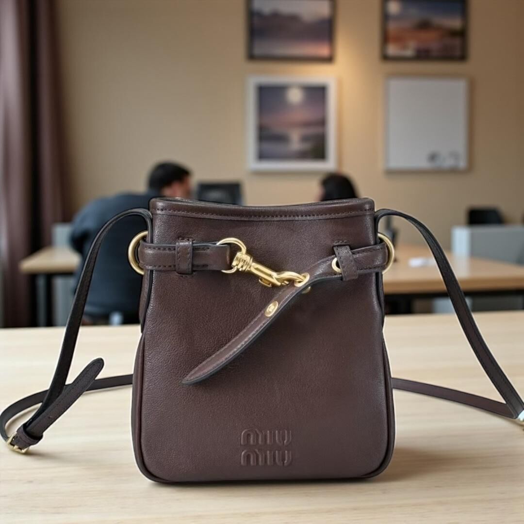 Miu Miu 新品迷你水桶包 Aventure​