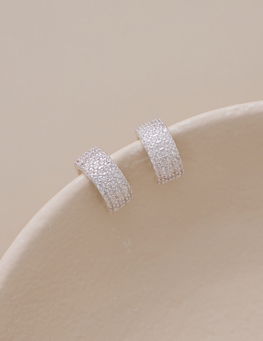 奢華滿鑽C字。銀針耳環