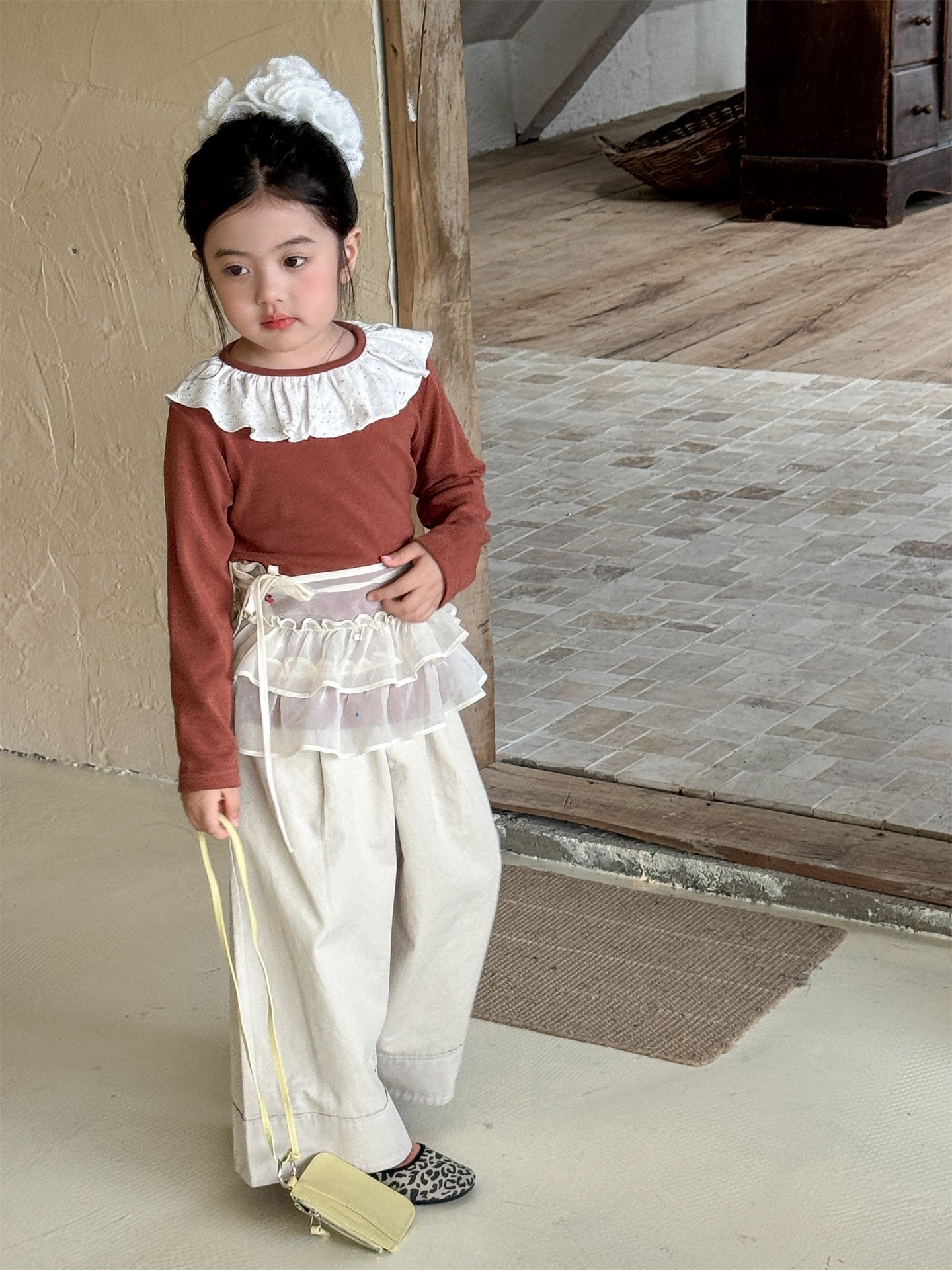 焦糖色花邊上衣