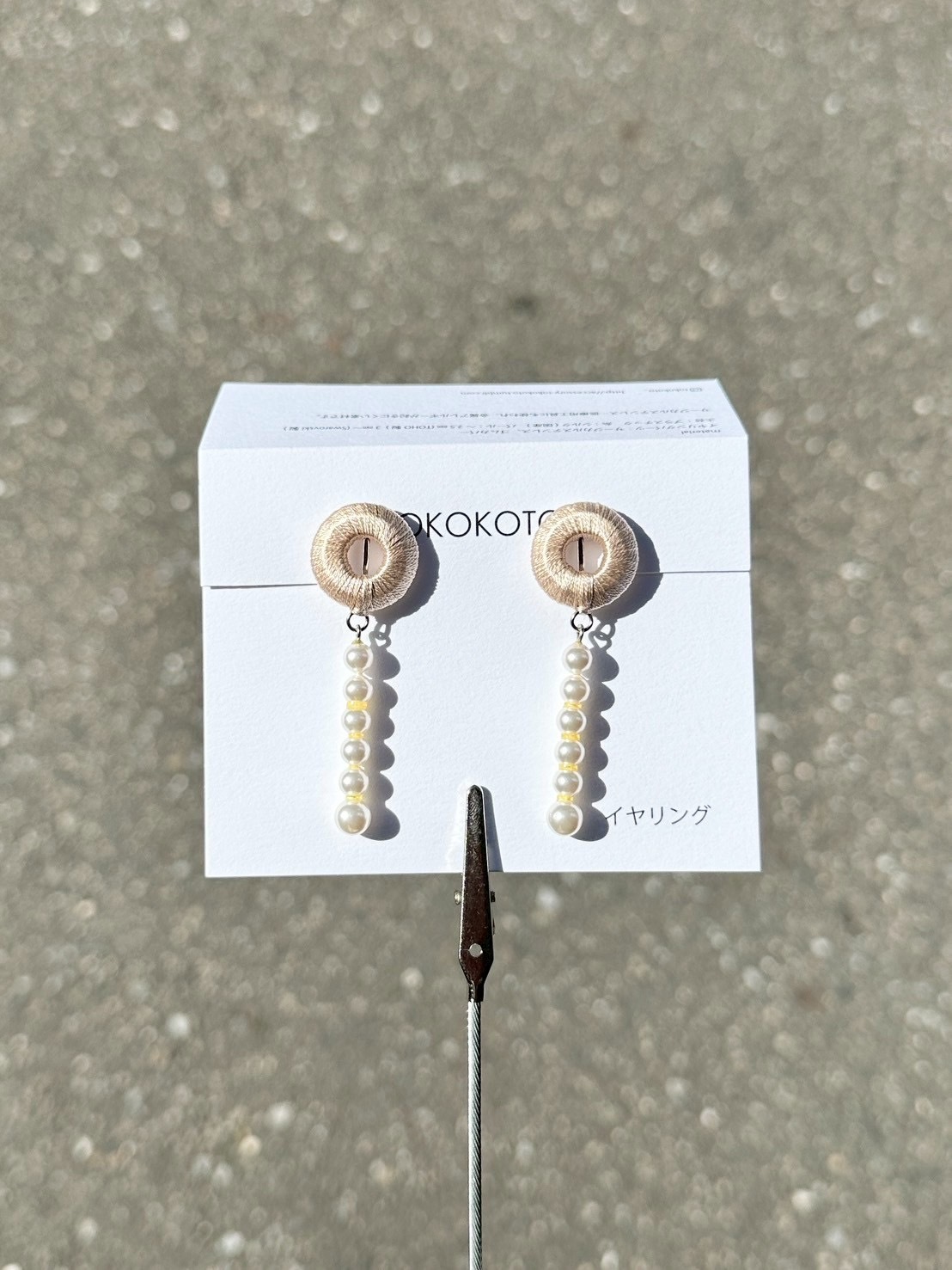 [TOKOKOTO] 刺繡圓環搖擺珍珠耳環 | 亞麻色 | 耳夾 | NO.145