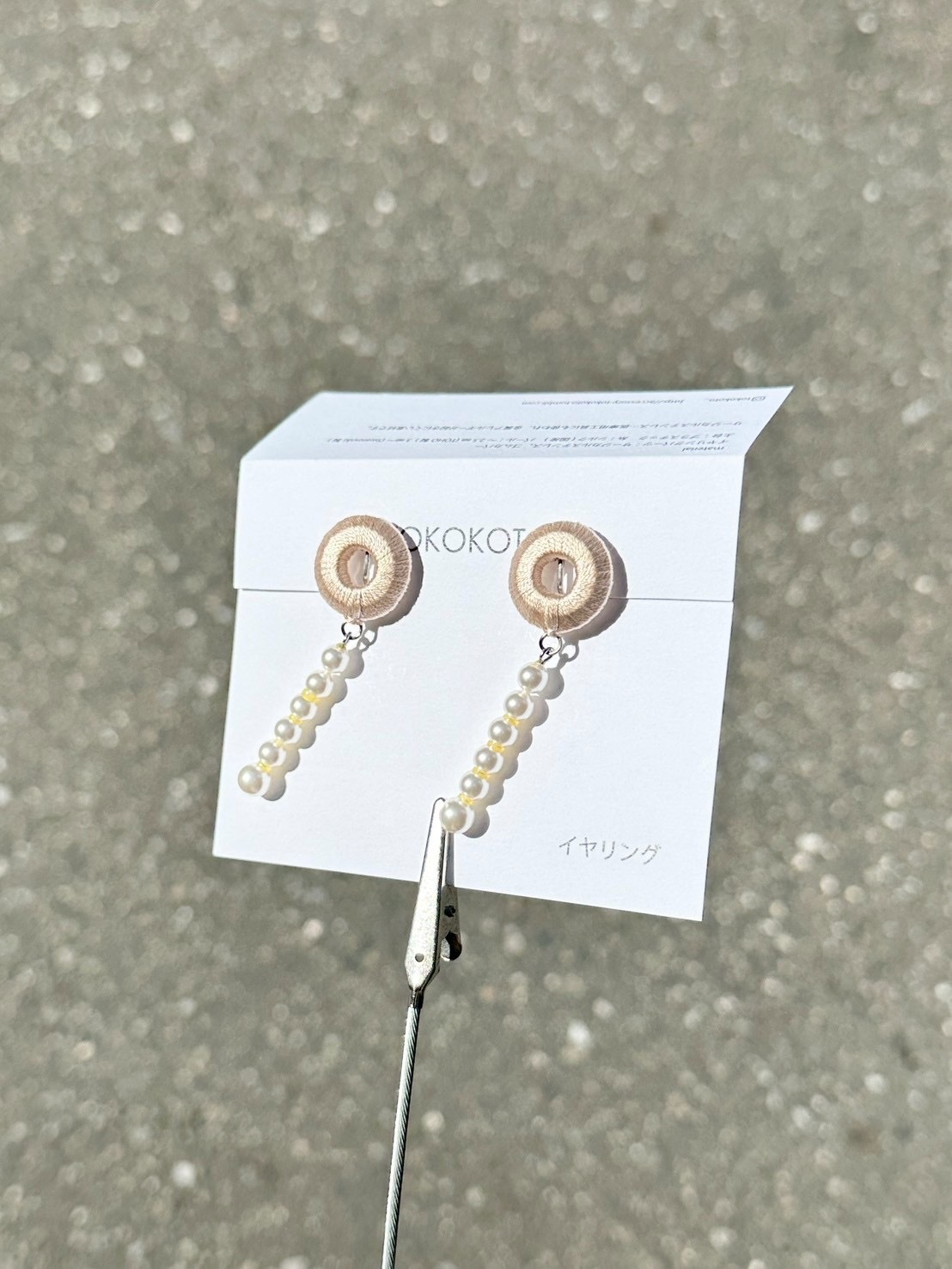 [TOKOKOTO] 刺繡圓環搖擺珍珠耳環 | 亞麻色 | 耳夾 | NO.145