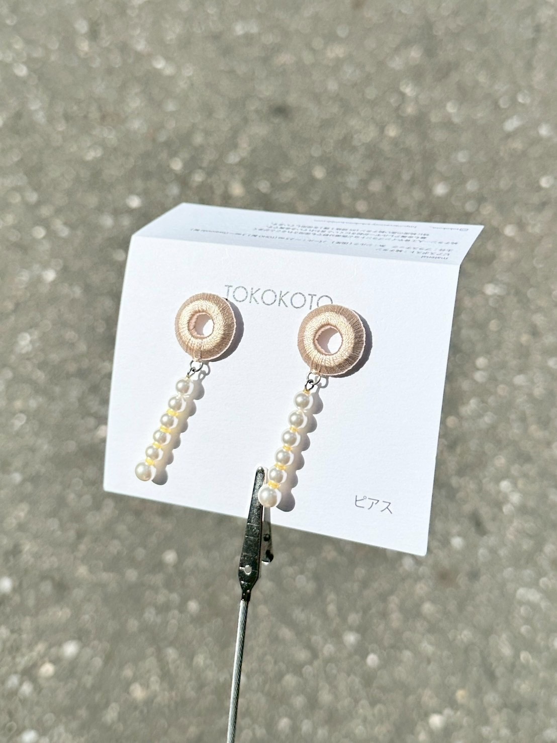 [TOKOKOTO] 刺繡圓環搖擺珍珠耳環 | 亞麻色 | 耳針 | NO.149