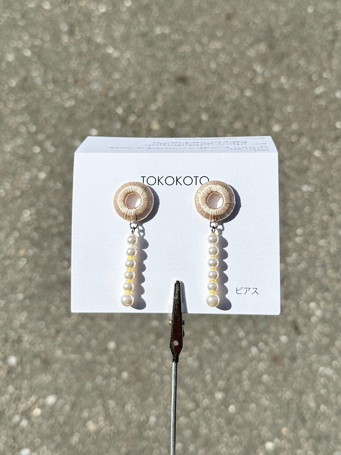 [TOKOKOTO] 刺繡圓環搖擺珍珠耳環 | 亞麻色 | 耳針 | NO.149