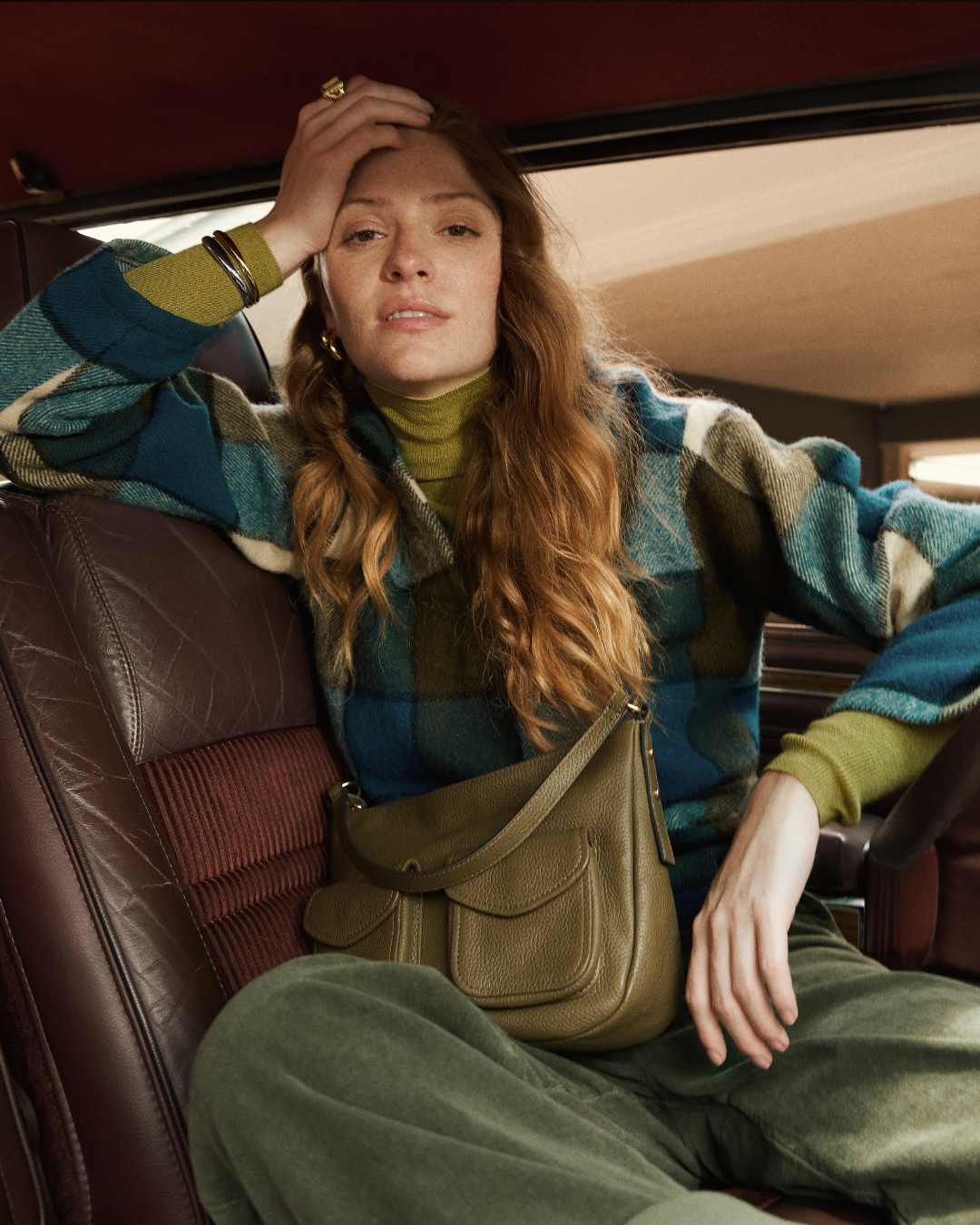 Jolie 真皮新月立體外袋斜背包 (多色可選)