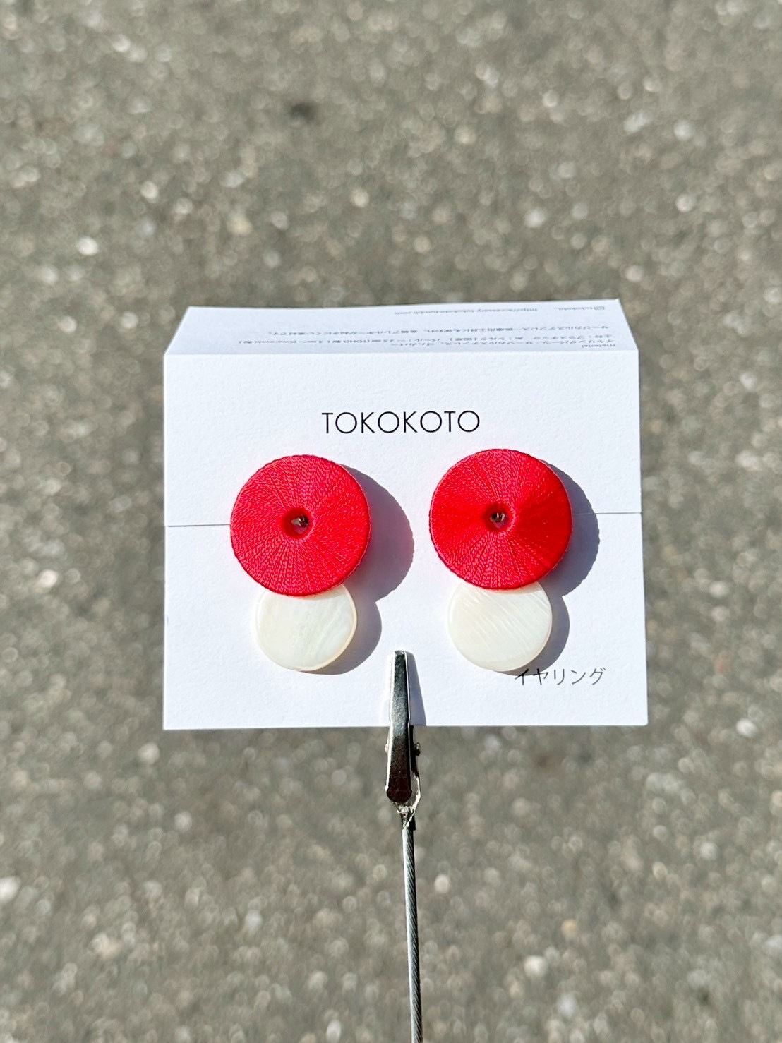 [TOKOKOTO] 刺繡圓環搖擺貝殼耳環 | 紅色 | 耳夾 | NO.153