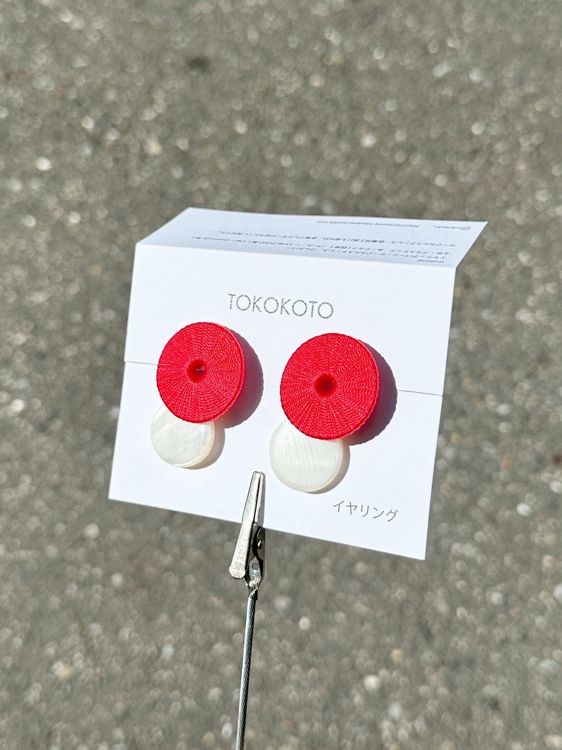 [TOKOKOTO] 刺繡圓環搖擺貝殼耳環 | 紅色 | 耳夾 | NO.153