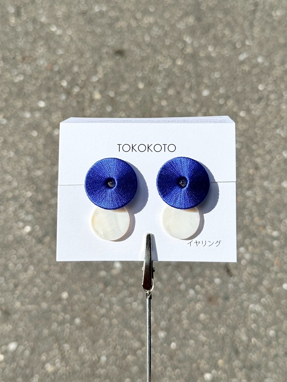 [TOKOKOTO] 刺繡圓環搖擺貝殼耳環 | 紺 | 耳夾 | NO.154