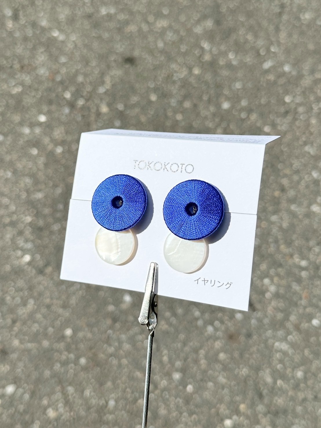 [TOKOKOTO] 刺繡圓環搖擺貝殼耳環 | 紺 | 耳夾 | NO.154