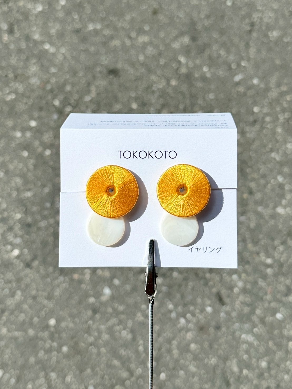 [TOKOKOTO] 刺繡圓環搖擺貝殼耳環 | 黃色 | 耳夾 | NO.155