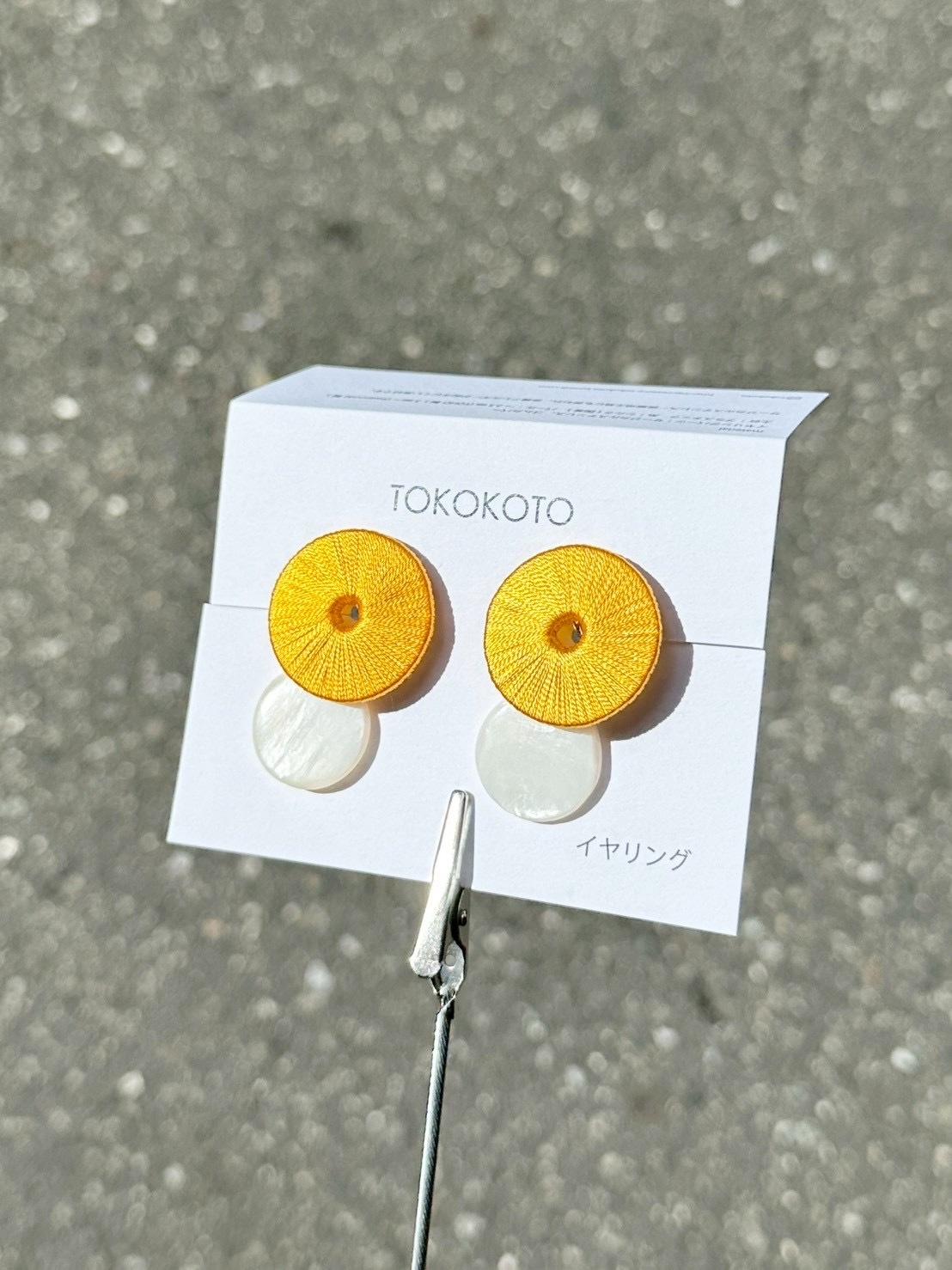 [TOKOKOTO] 刺繡圓環搖擺貝殼耳環 | 黃色 | 耳夾 | NO.155