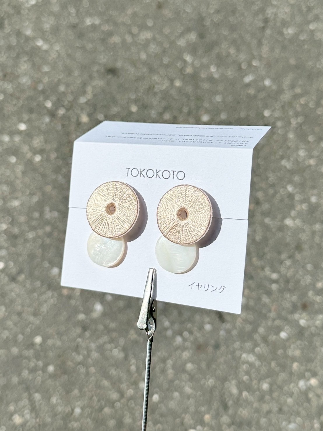 [TOKOKOTO] 刺繡圓環搖擺貝殼耳環 | 亞麻色 | 耳夾 | NO.156