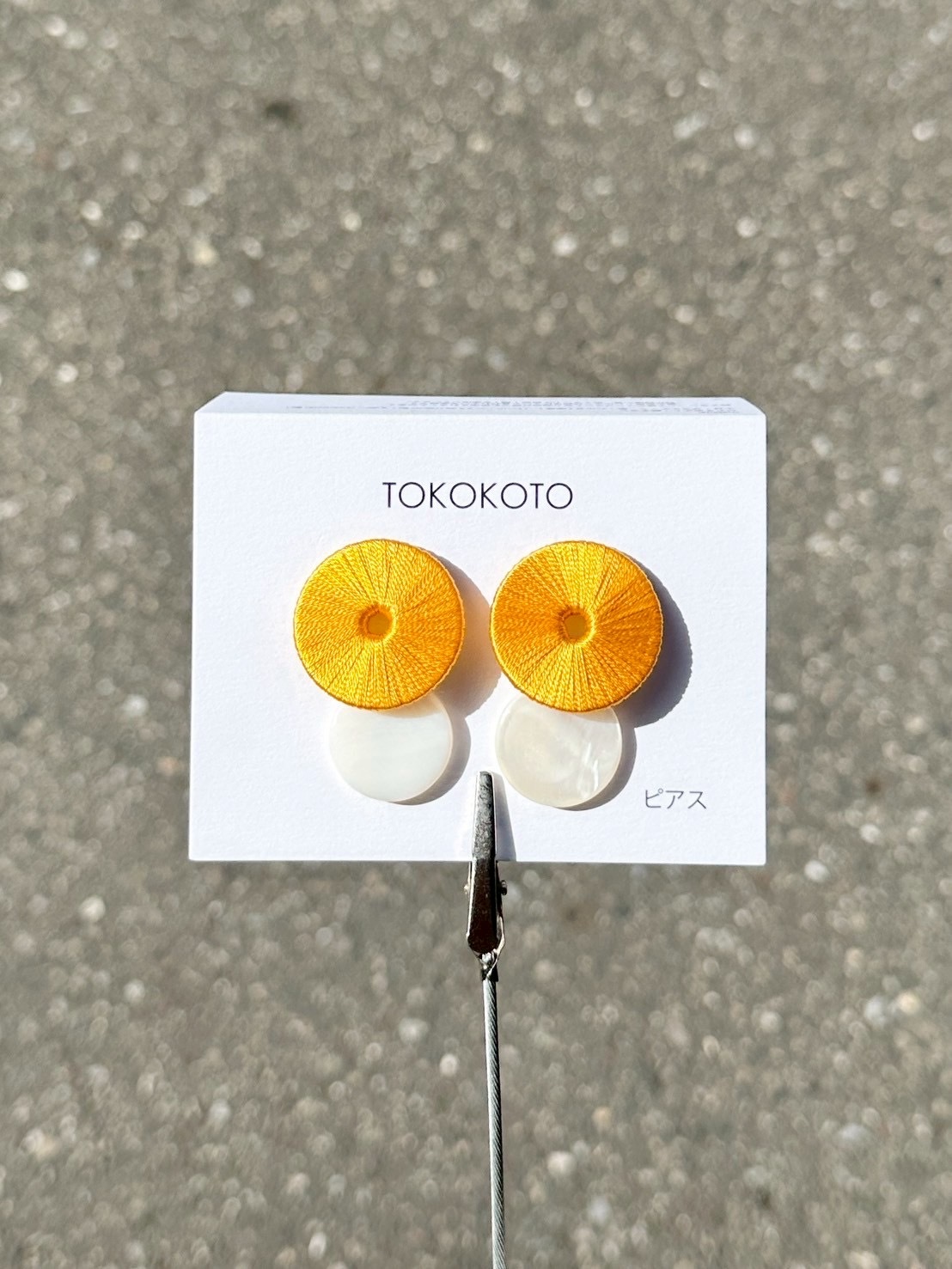 [TOKOKOTO] 刺繡圓環搖擺貝殼耳環 | 黃色 | 耳針 | NO.159