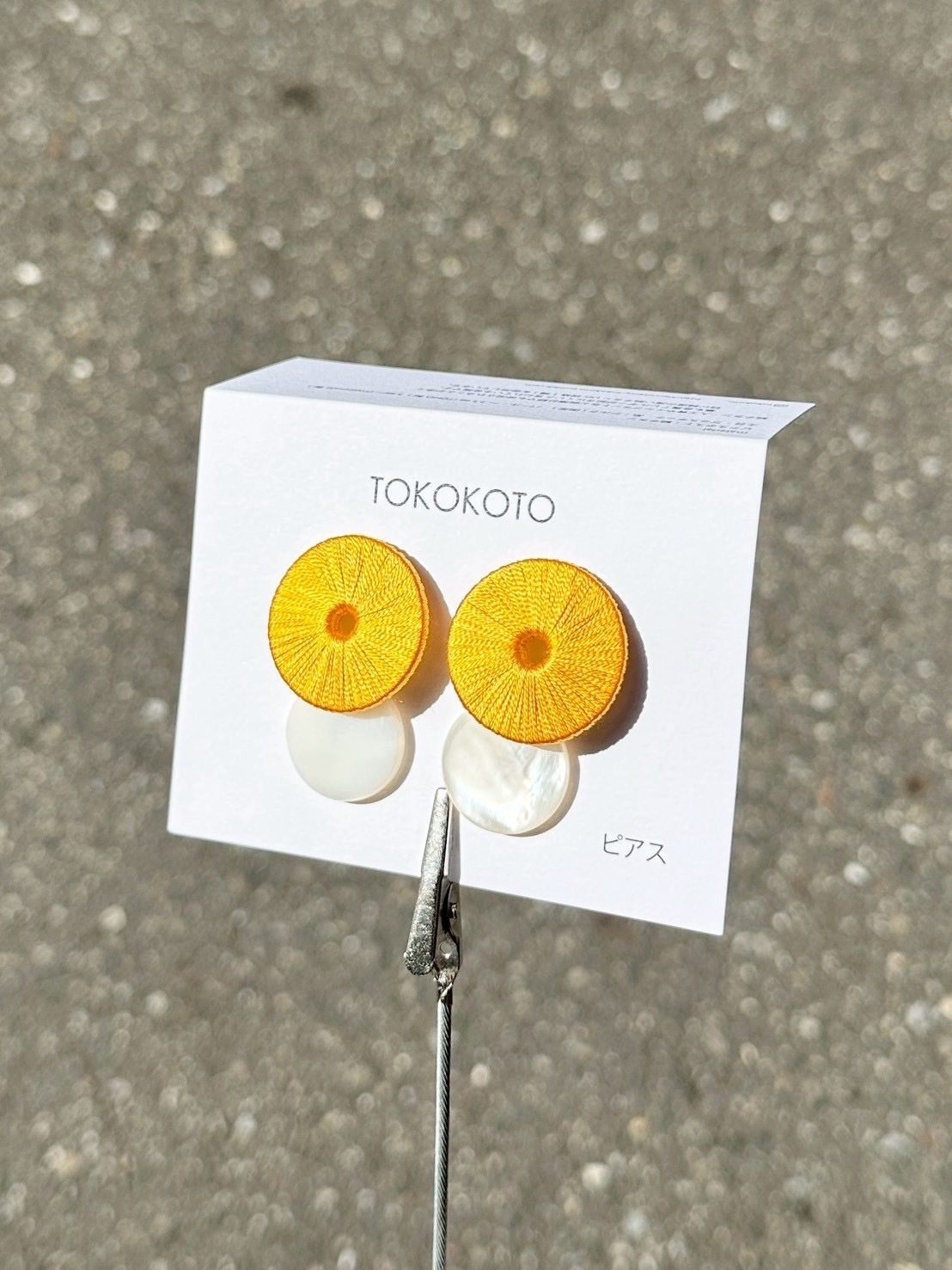 [TOKOKOTO] 刺繡圓環搖擺貝殼耳環 | 黃色 | 耳針 | NO.159