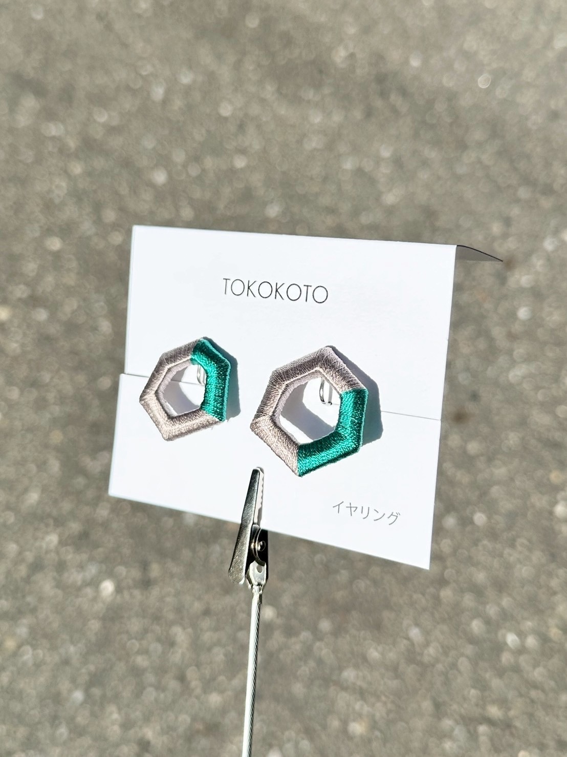 [TOKOKOTO] 刺繡多邊形雙色耳環 | 煙灰x深綠 | 耳夾 | NO.161
