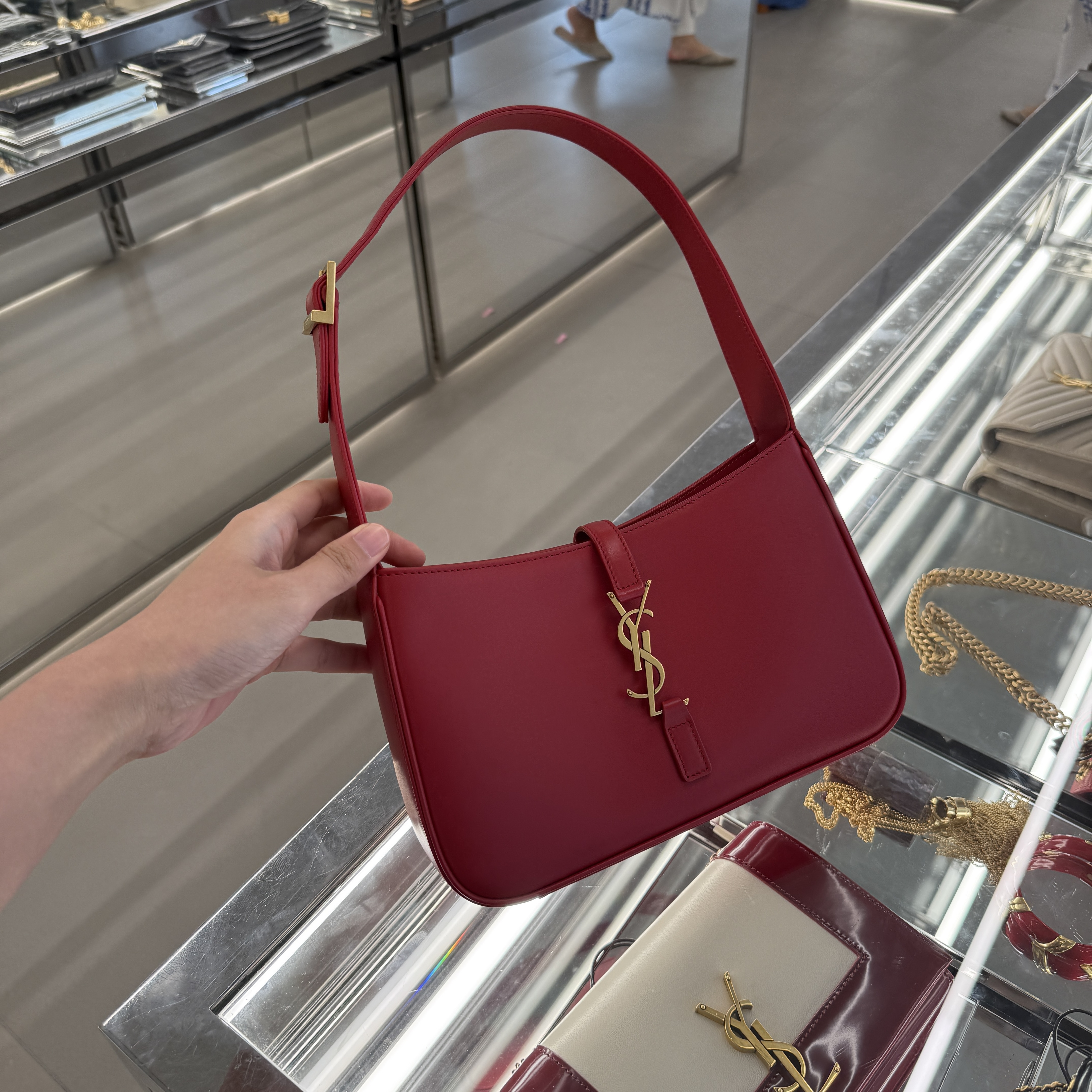 Saint Laurent Le 5 À 7 Hobo Bag Red 657228