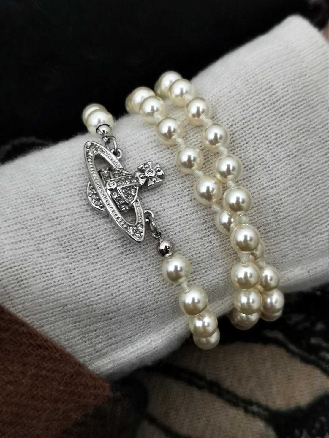 VIVIENNE WESTWOOD 西太后 MINI BAS RELIEF浮雕土星吊墜 51CM 銀 珍珠項鍊