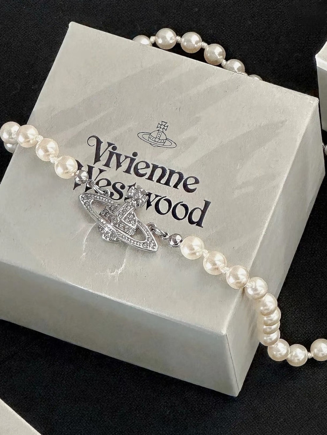 VIVIENNE WESTWOOD 西太后 MINI BAS RELIEF浮雕土星吊墜 51CM 銀 珍珠項鍊