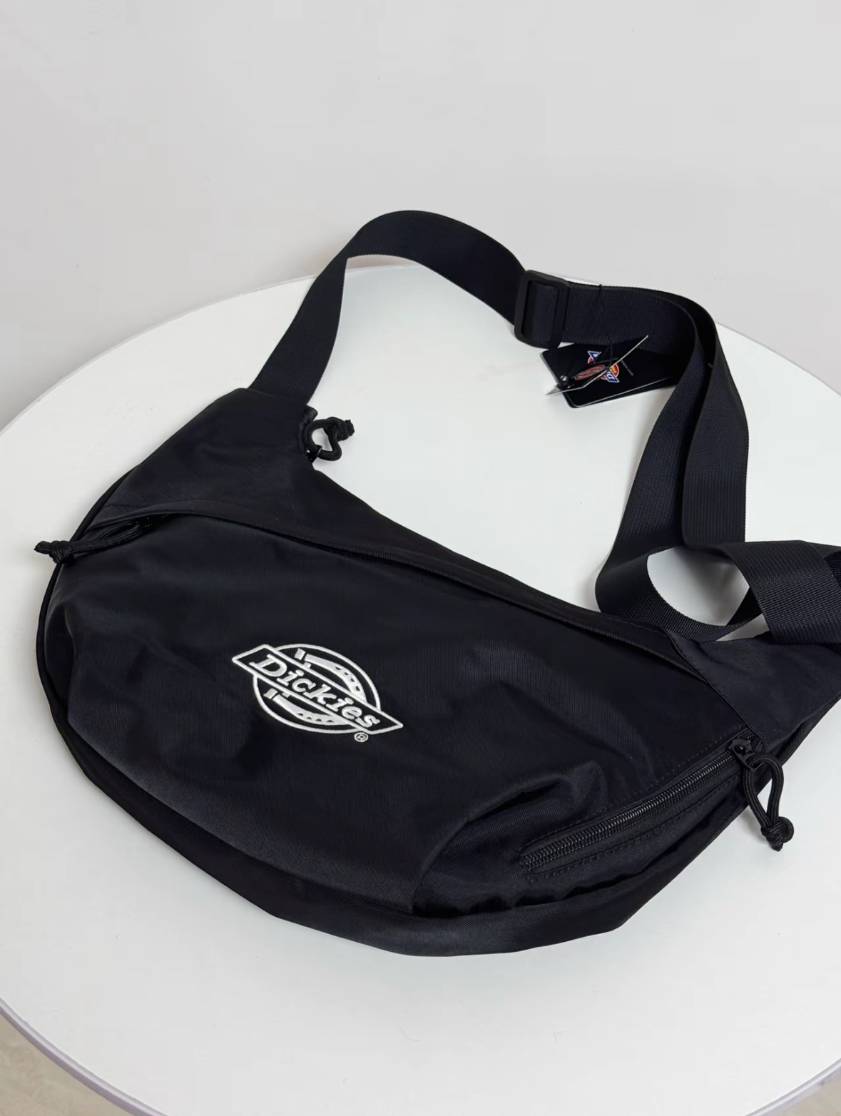 代購-Dickies 刺繡logo 防水 半月 斜背包