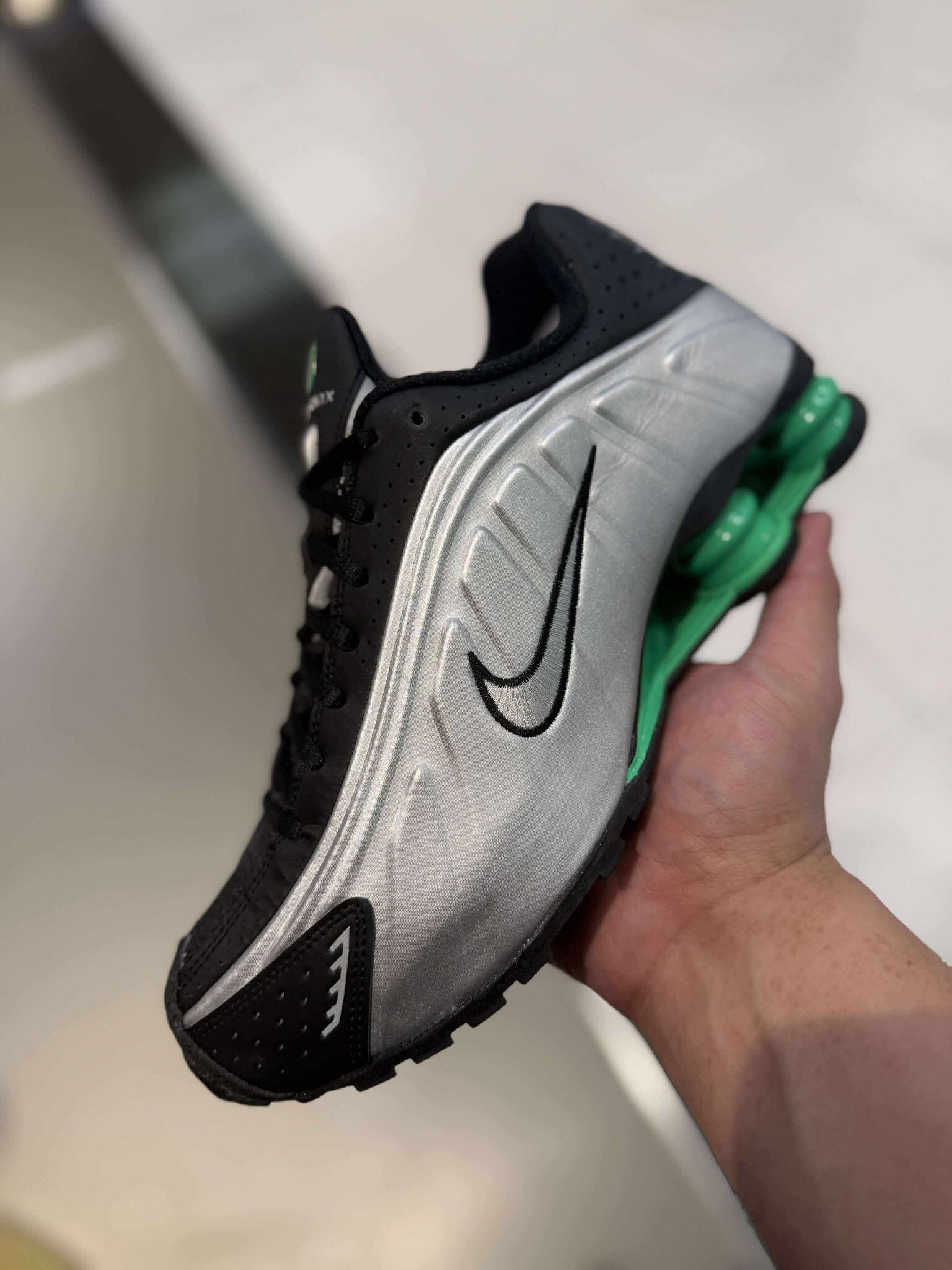 Nike Shox R4 氣柱 液態銀 銀綠 彈簧鞋 未來感 男女鞋 限時開團！ hq1988-006