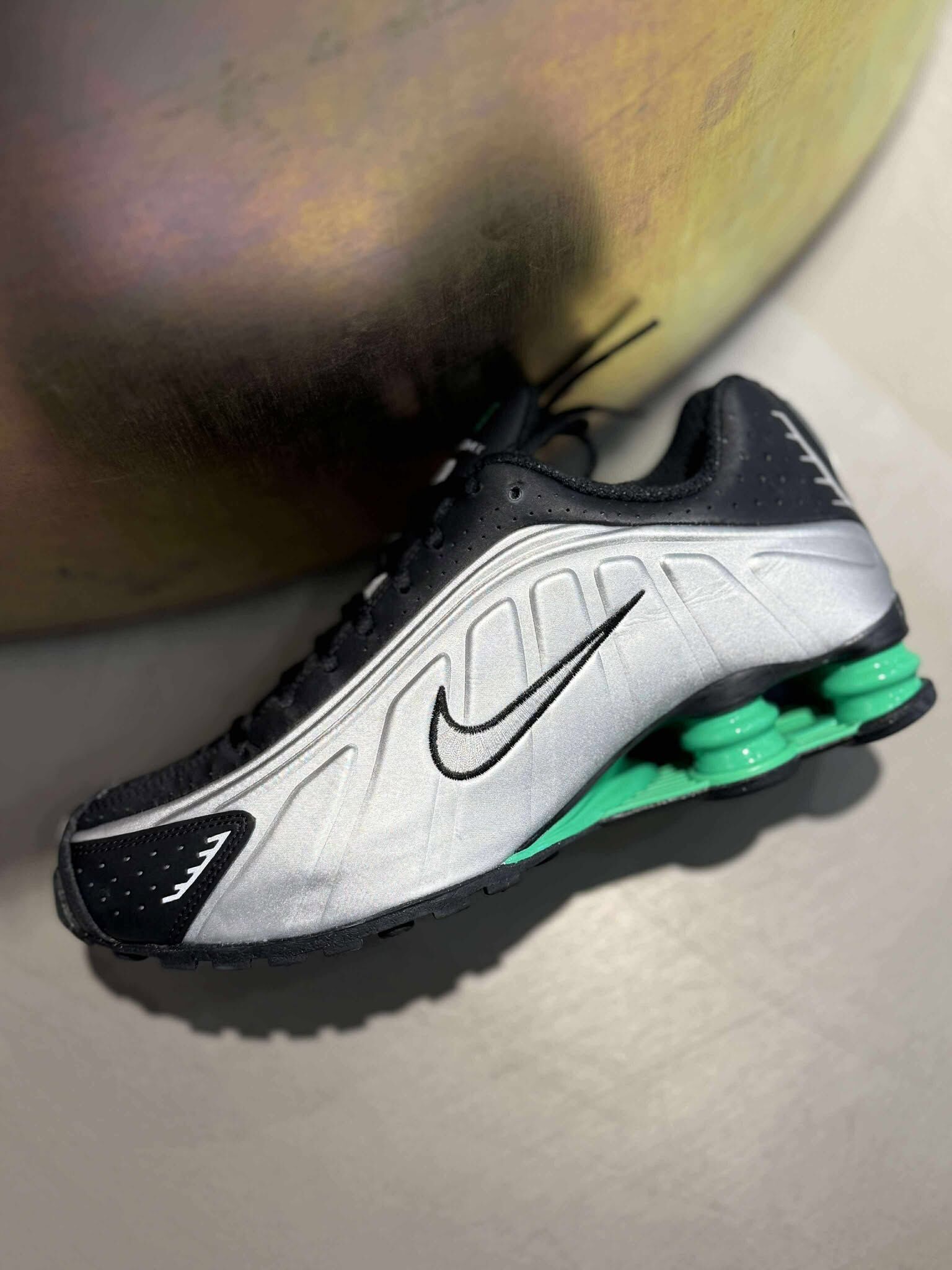 Nike Shox R4 氣柱 液態銀 銀綠 彈簧鞋 未來感 男女鞋 限時開團！ hq1988-006