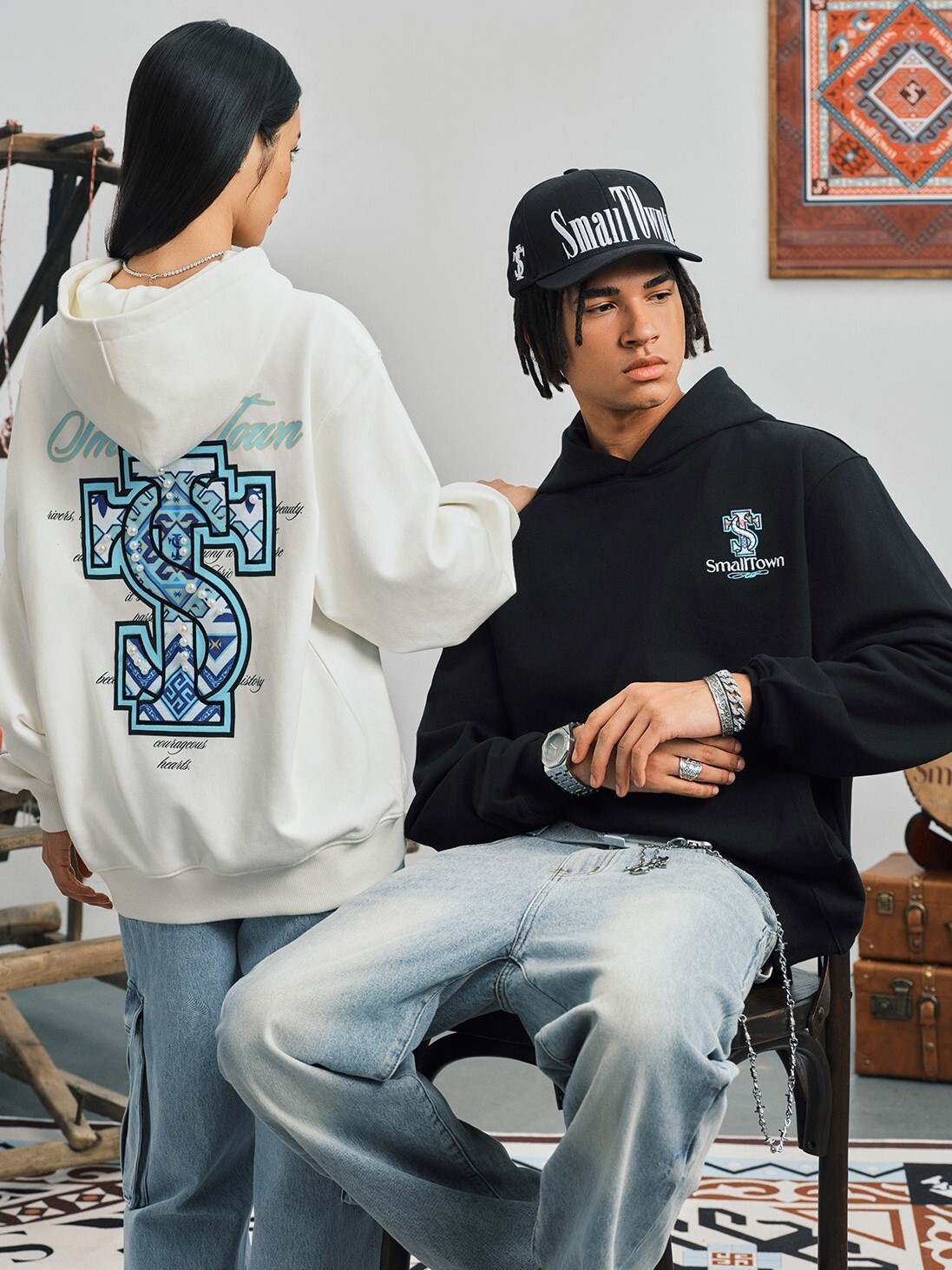 STK SmallTownKid 民族風 背後珍珠貼布Logo 帽T