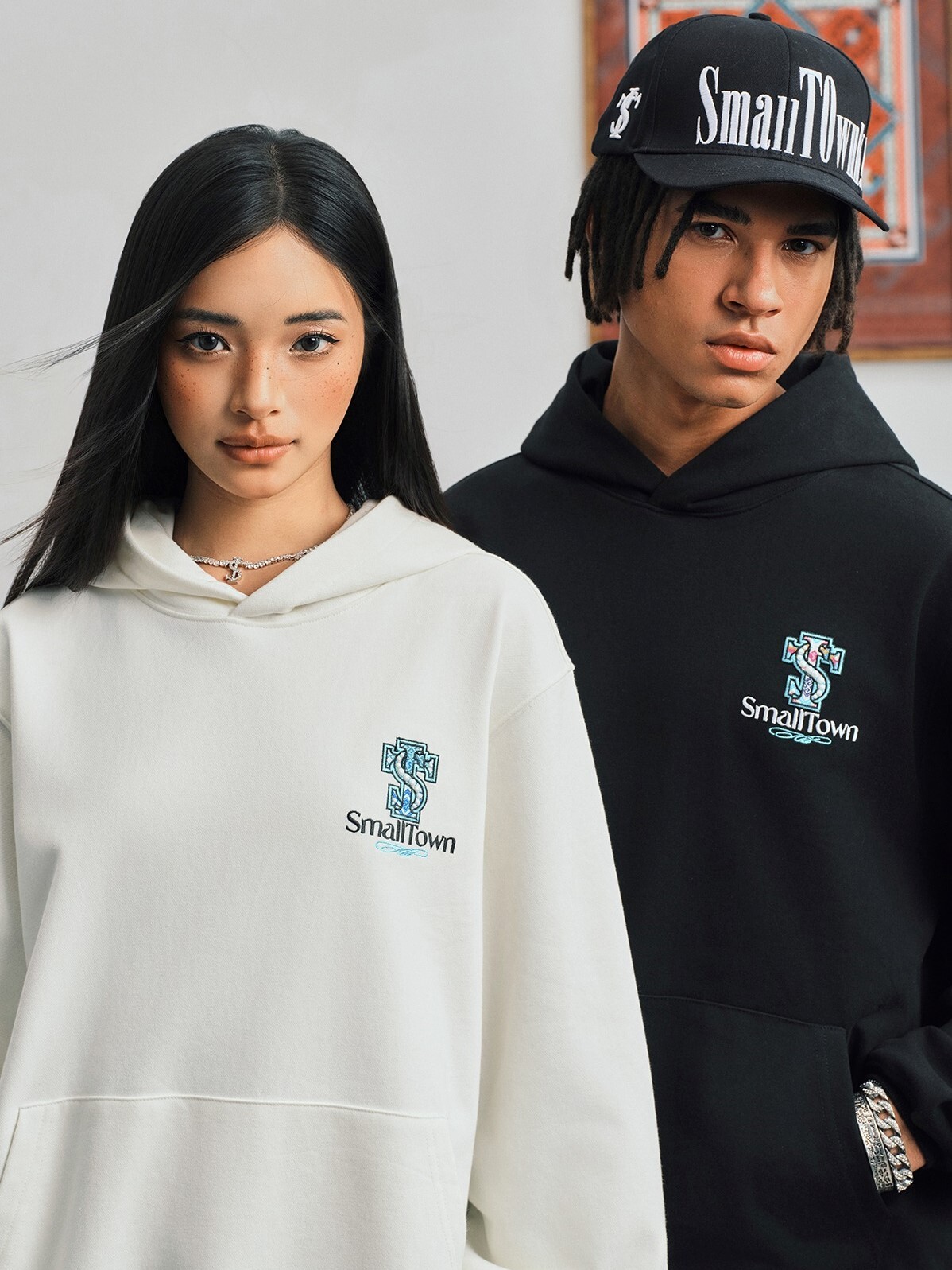 STK SmallTownKid 民族風 背後珍珠貼布Logo 帽T