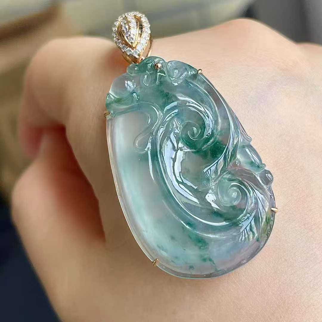 726353 翡翠高冰飄花如意吊墜