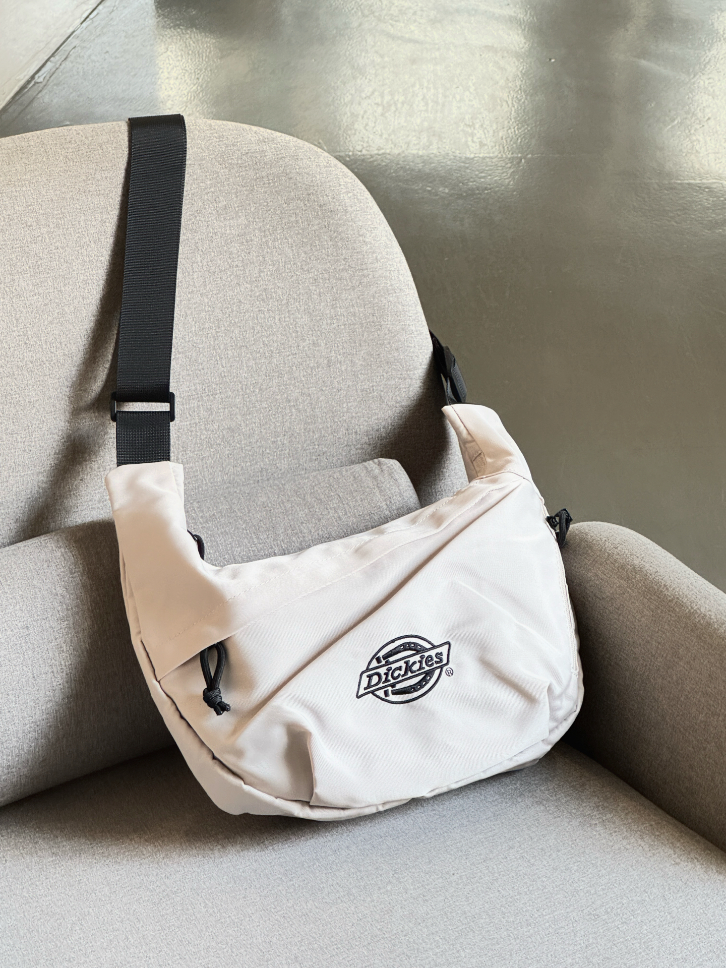 代購-Dickies 刺繡logo 防水 半月 斜背包