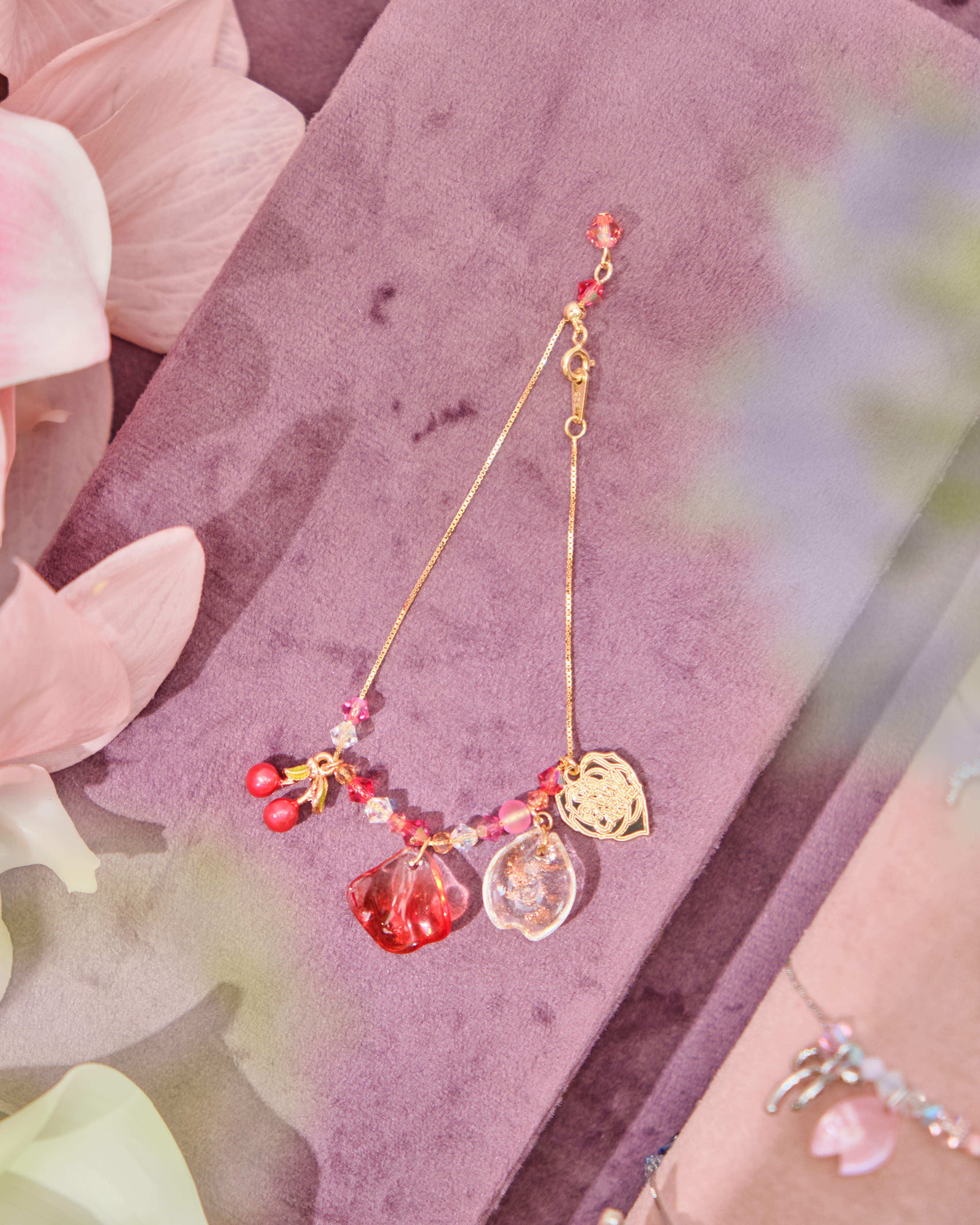 12555 BLOSSOM Exclusive Glass Petal Gold-Plated Stretch Bracelet