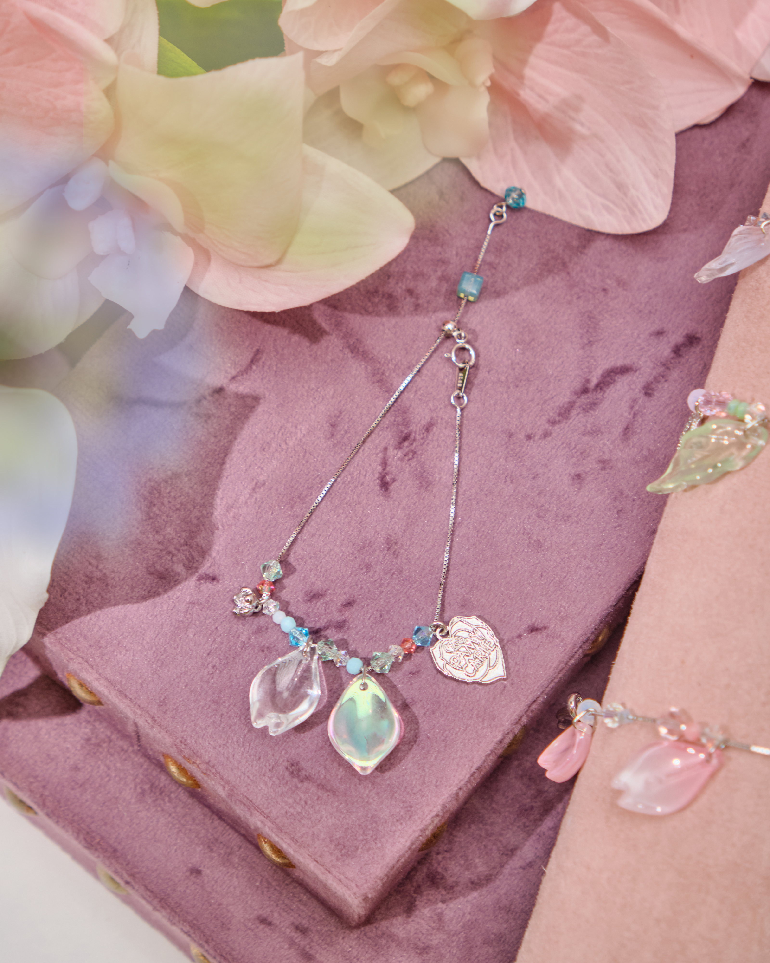 12559 BLOSSOM Exclusive Glass Petal Silver-Plated Stretch Bracelet