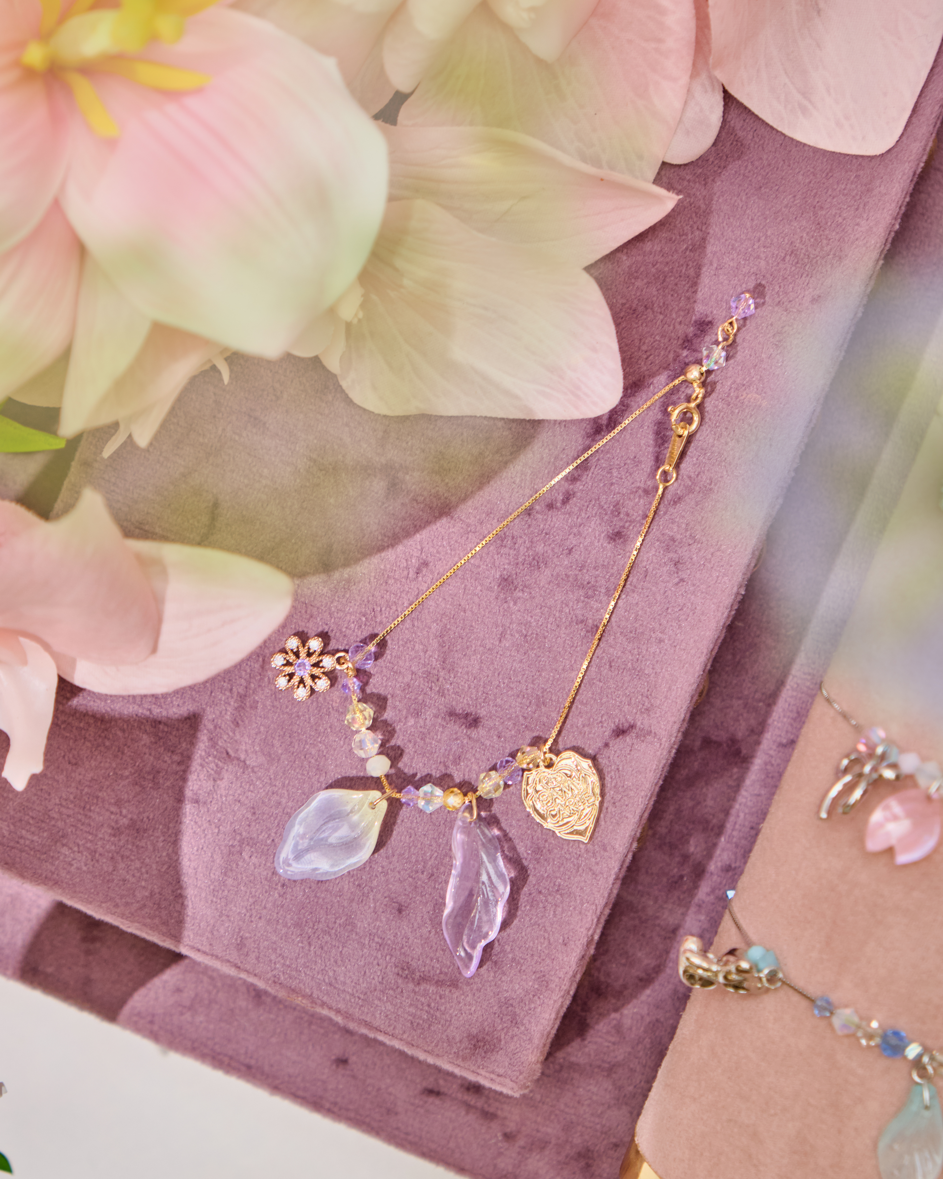 12557 BLOSSOM Exclusive Glass Petal Gold-Plated Stretch Bracelet