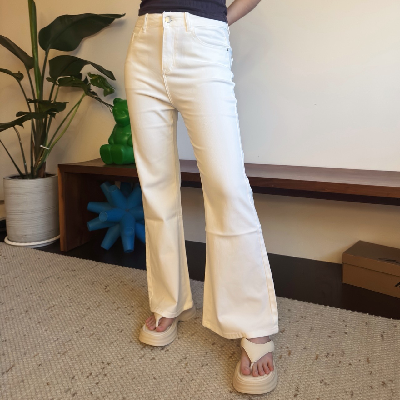 B8 ✨闆娘推薦✨ 顯瘦必收 微喇牛仔褲(黑/白）