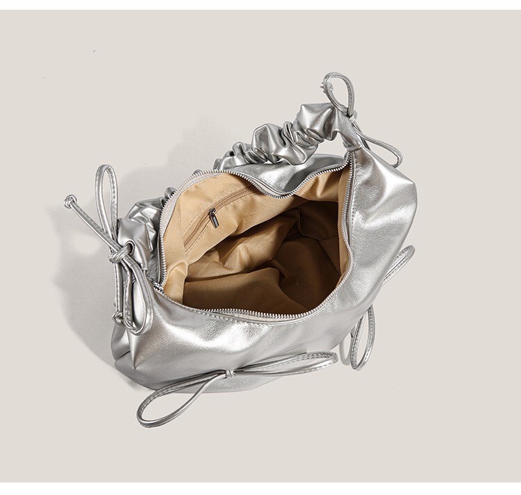 皺褶背帶水餃包