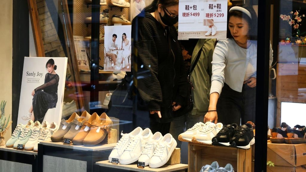 專業店員為客人推薦全真皮女鞋，Sanly Joy 提供貼心服務