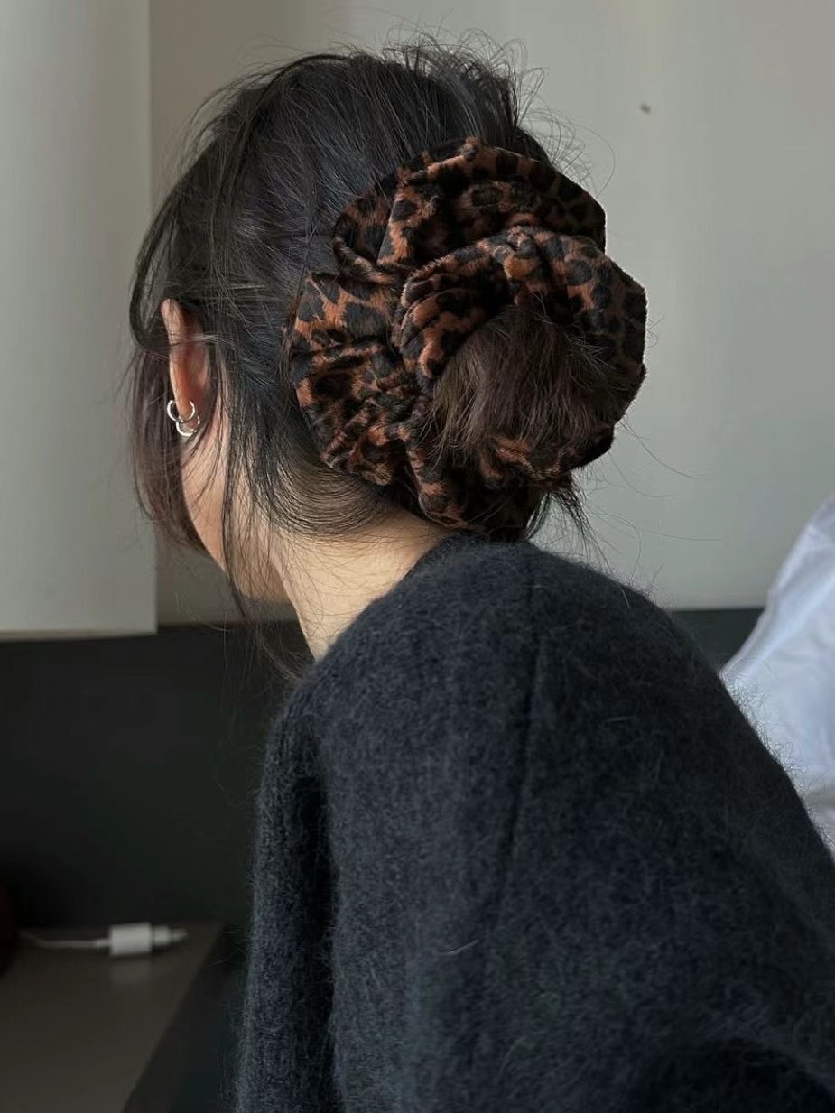 #228VE015 Unique leopard print hair scrunchies