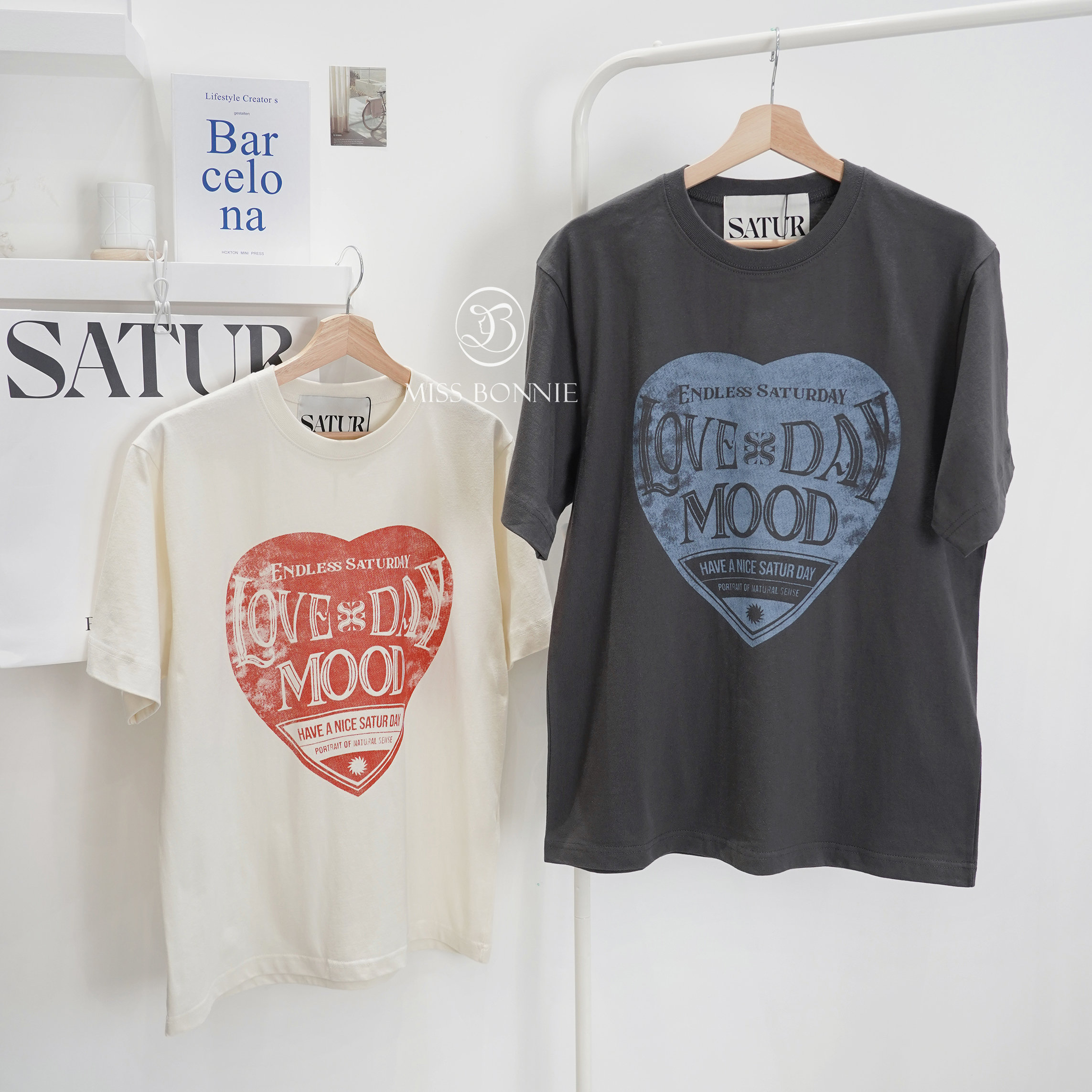 SATUR愛心滿版Logo短袖上衣(女版/男女共版)
