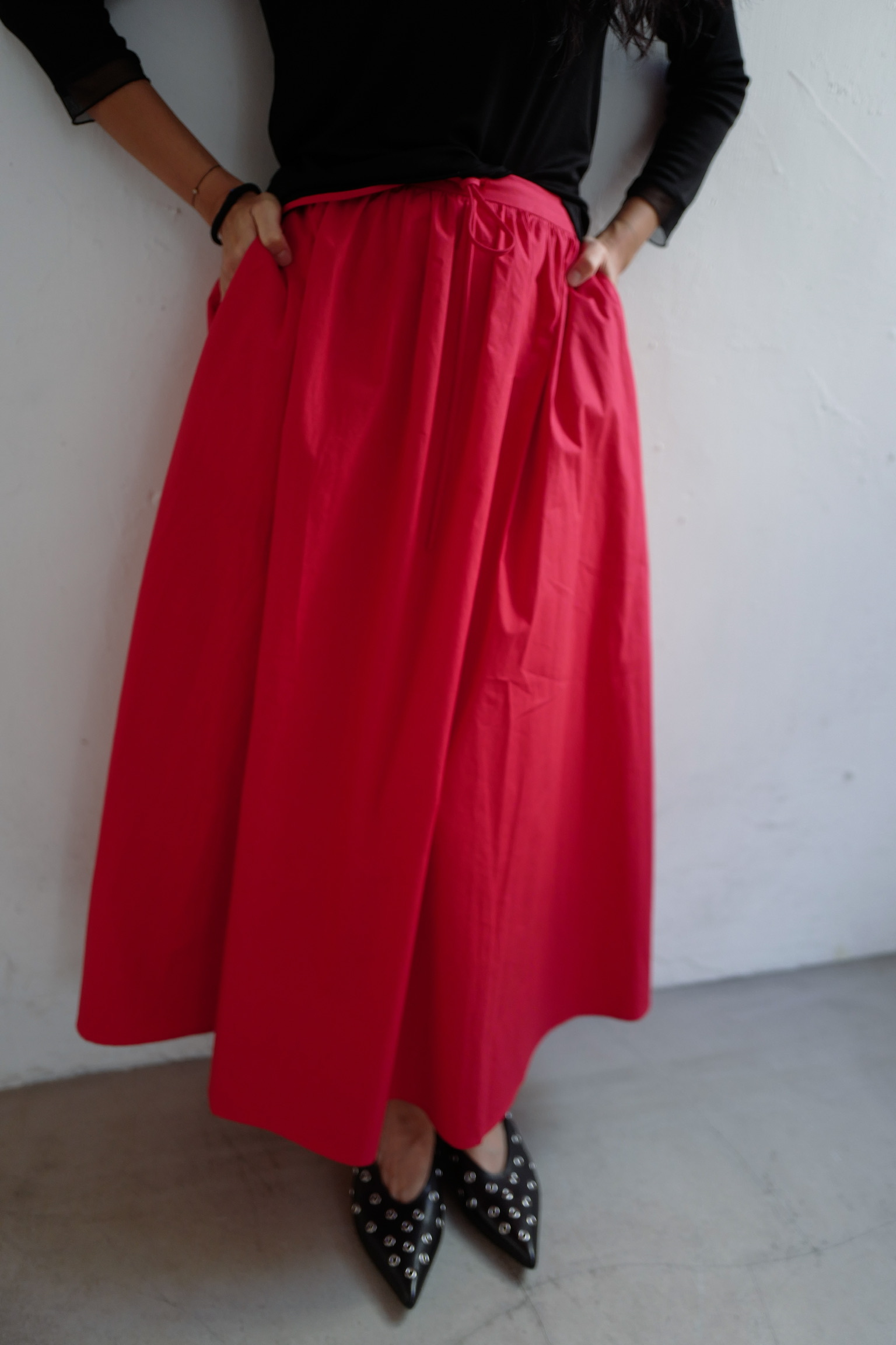 Elastic red long skirt
